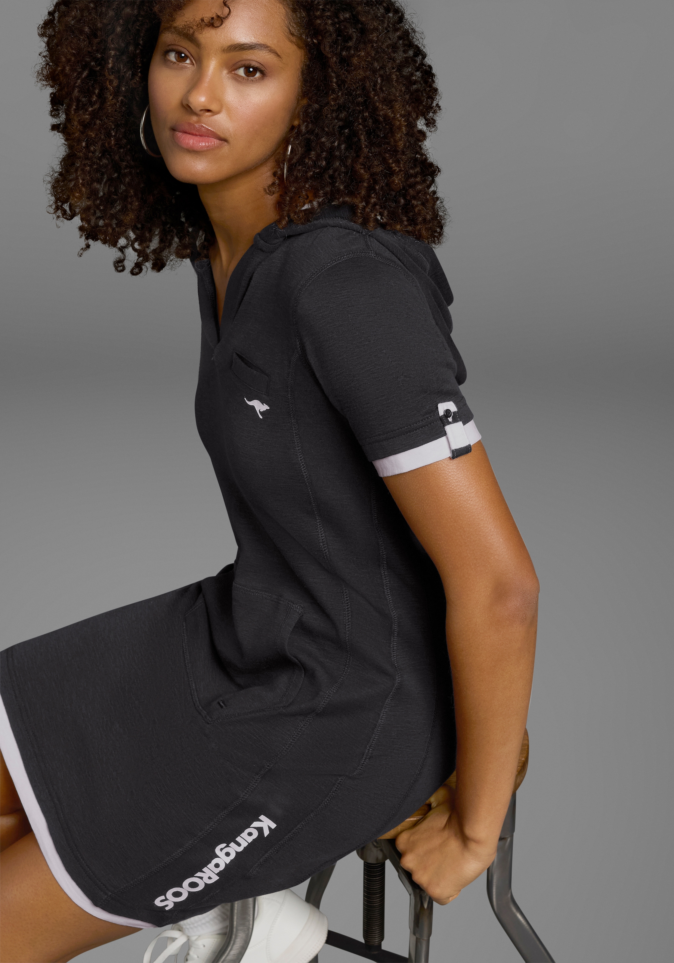 KangaROOS Sweatkleid Kängurutasche in Longform,  aus Baumwoll-Sweatqualität,  mit Kängurutasche