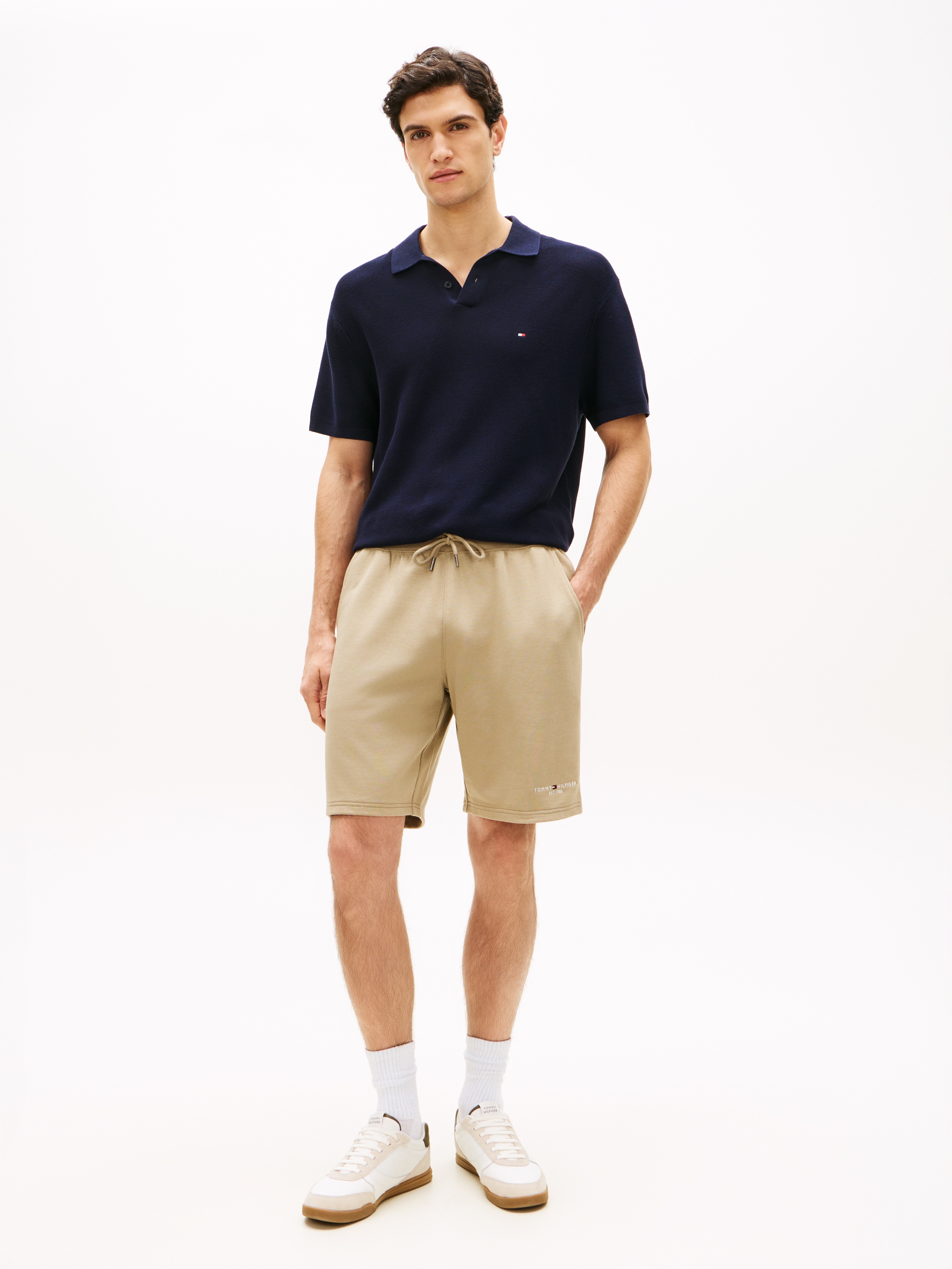 Tommy Hilfiger Sweatshorts »TOMMY LOGO«  Regular fit mit elastischem Bund