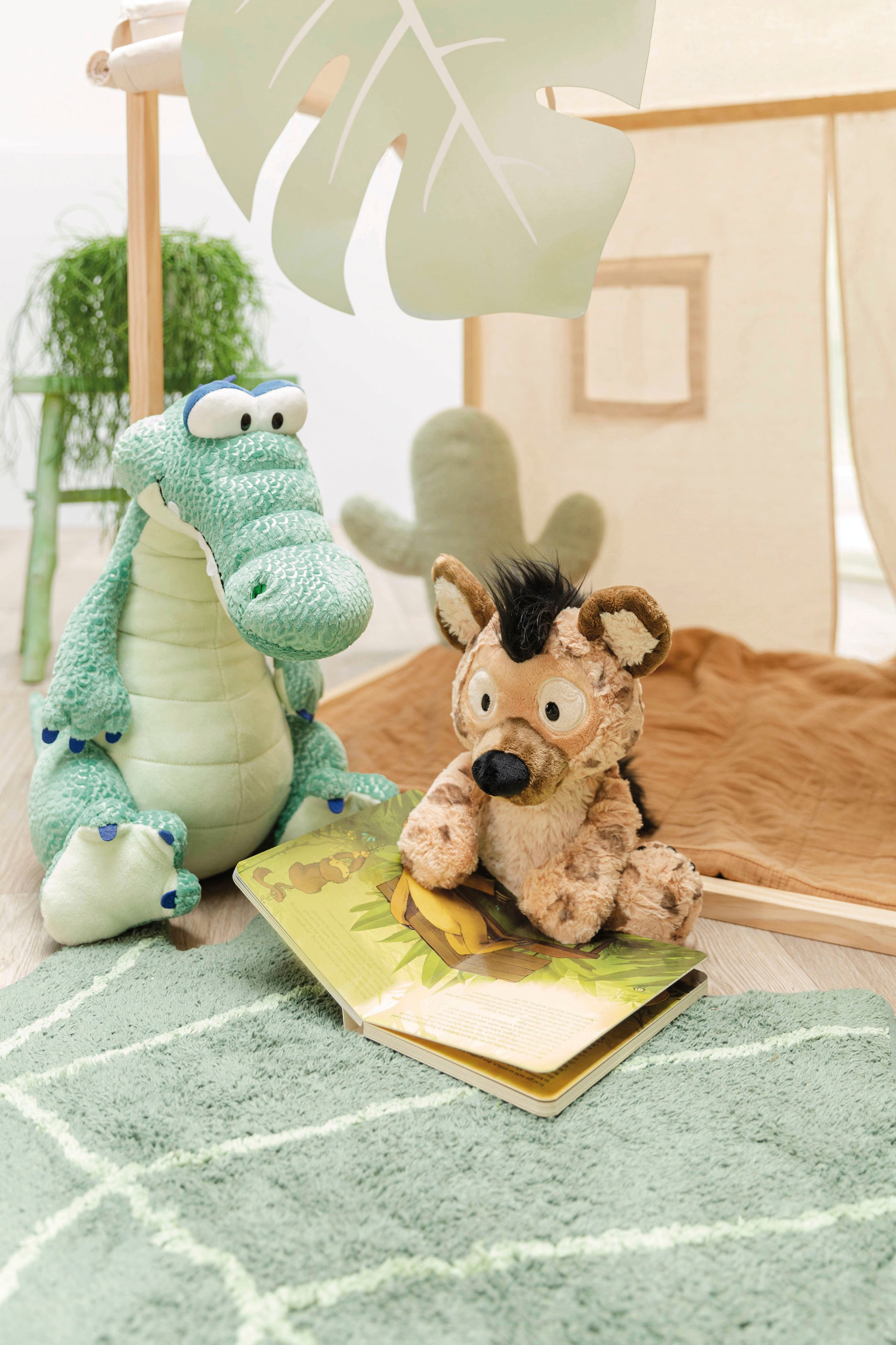 Nici Kuscheltier »Wild Friends GREEN, Hyäne Helgi, 36 cm«, enthält recyceltes Material (Global Recycled Standard)
