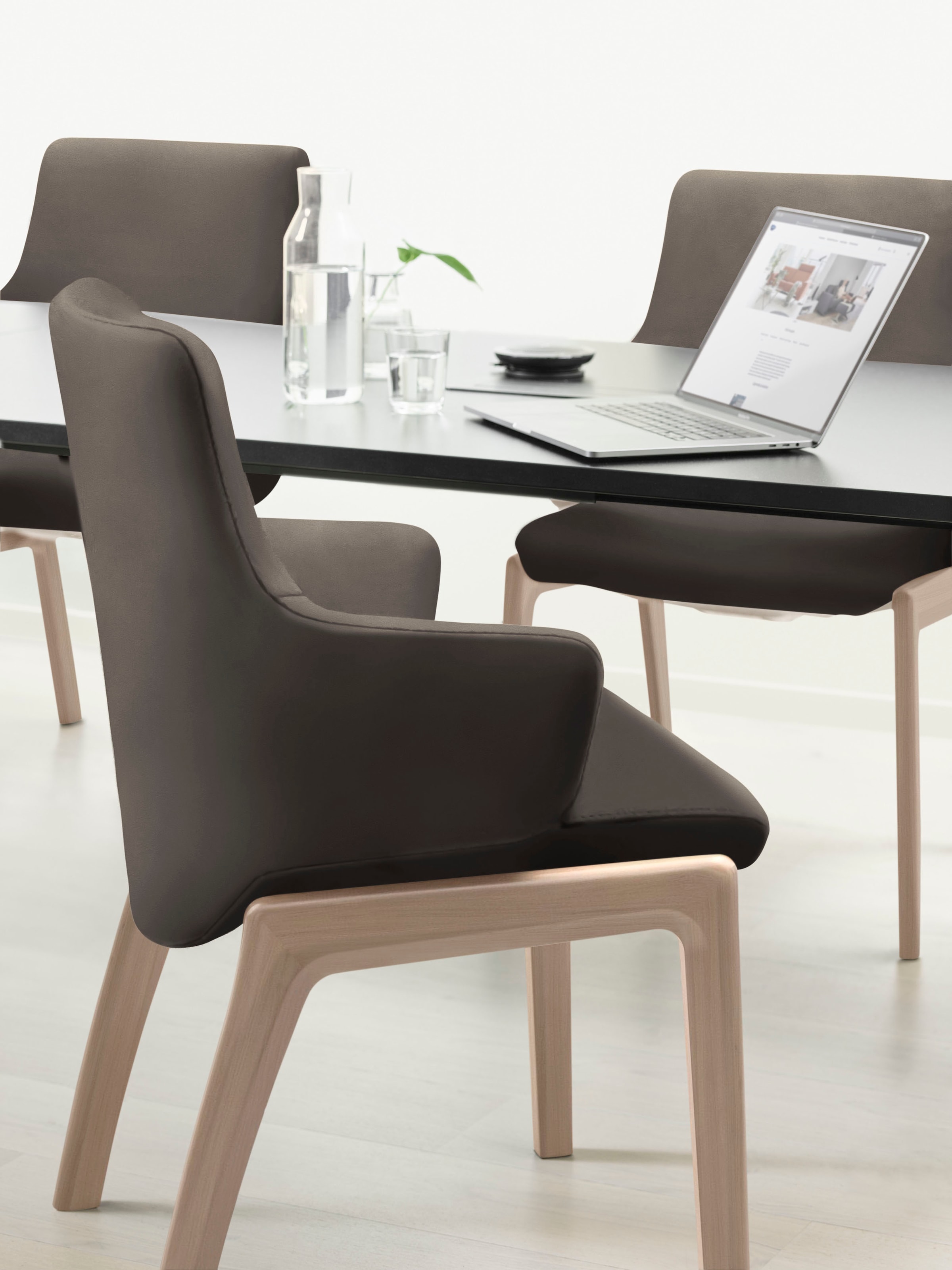 Stressless® Polsterstuhl »Laurel«, Leder BATICK, Low Back mit Armlehne, Größe L, mit abgerundeten Beinen in Schwarz