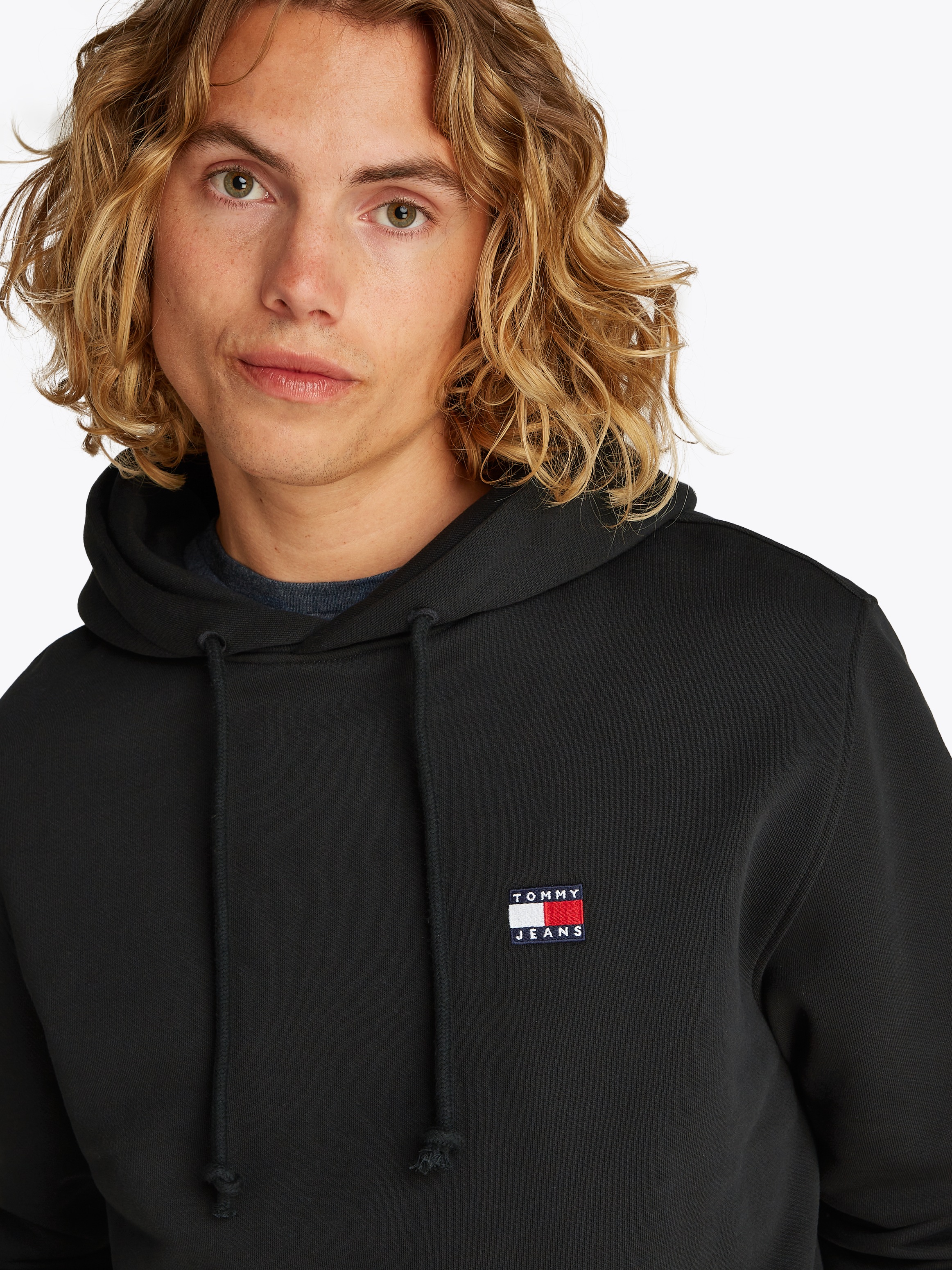 Tommy Jeans Hoodie »TJM REG BADGE HOODIE EXT«, Mit Rundhalsausschnitt