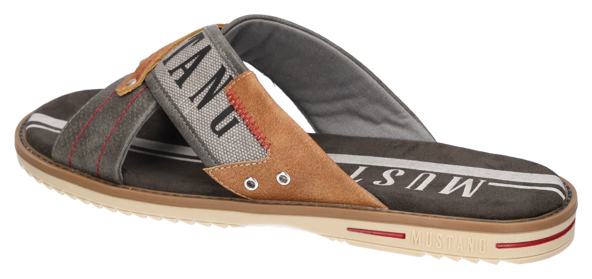 Mustang Shoes Pantolette, Sommerschuh, Schlappen, Poolslides, mit auffälligem Logoschriftzug