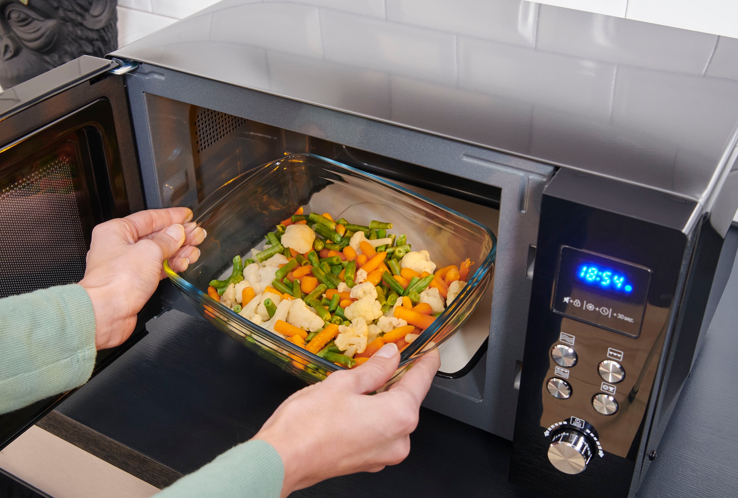 Severin Mikrowelle »MW 7763«, Grill-Mikrowelle, 1000 W, 2-in-1 Mikrowelle mit Glasboden und Grill