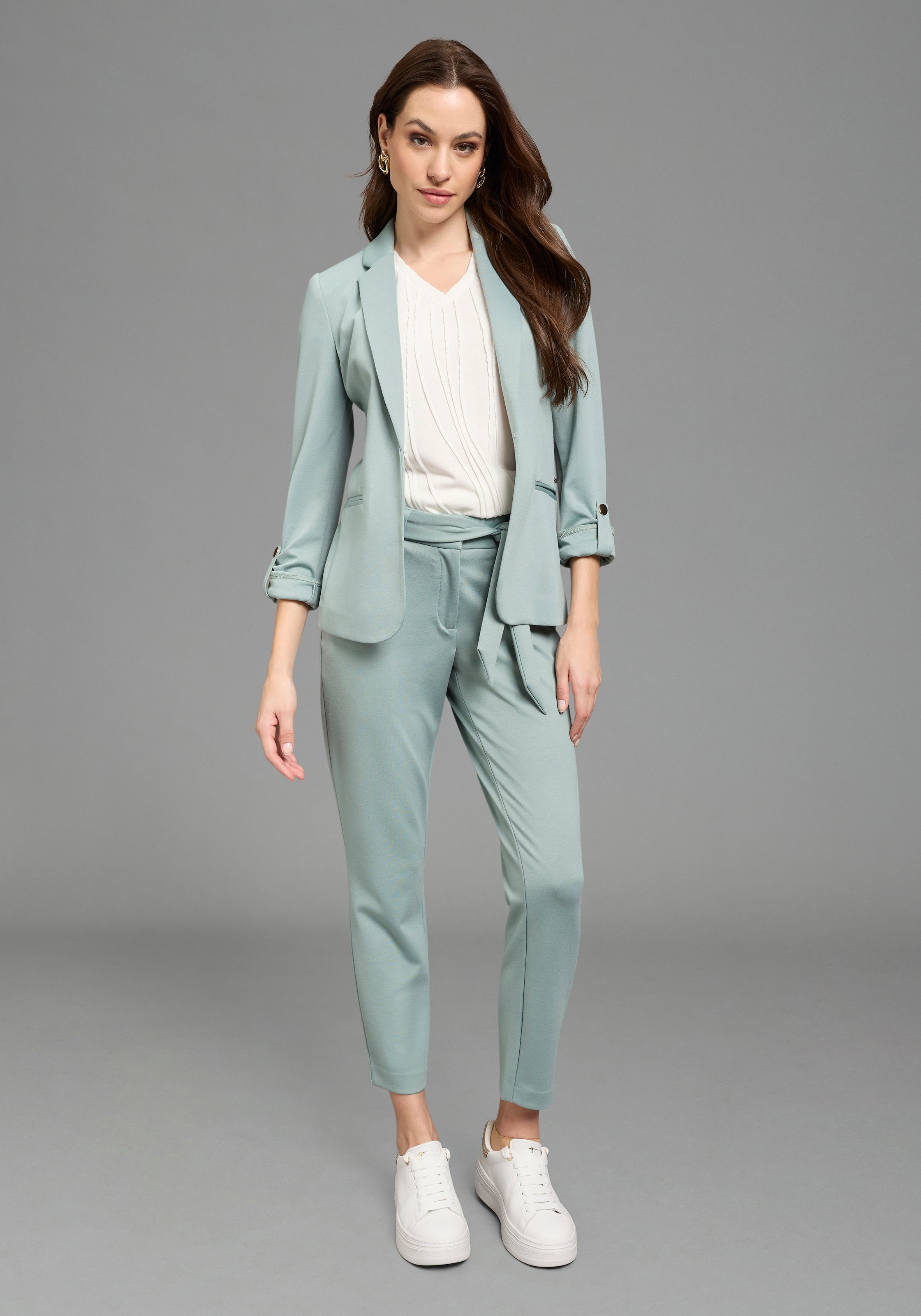 Bruno Banani Sweatblazer hüftlange Blazerform, figurbetonte Passform, mit Reverskragen