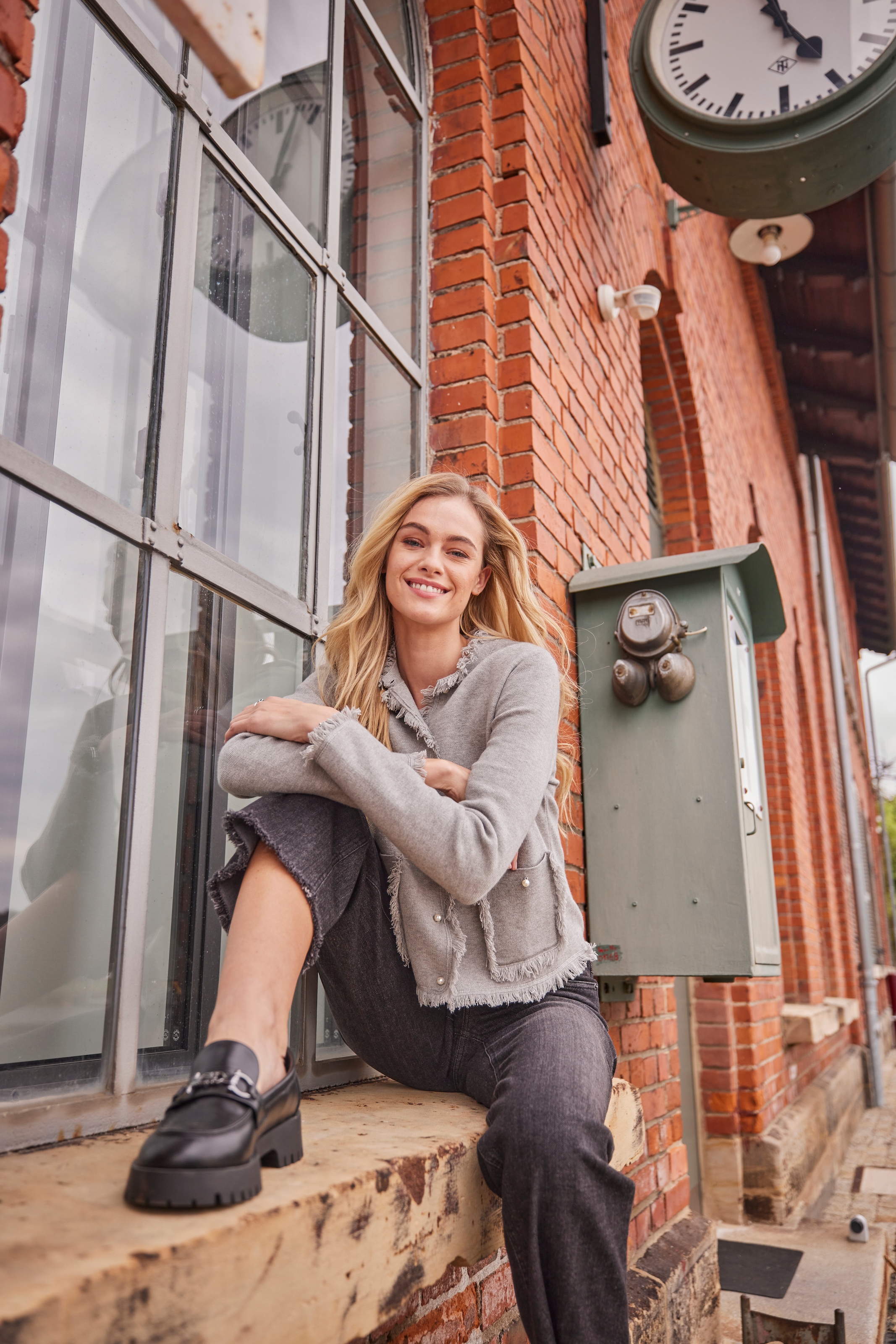 Aniston CASUAL 7/8-Jeans, mit leicht ausgefranstem Beinabschluss