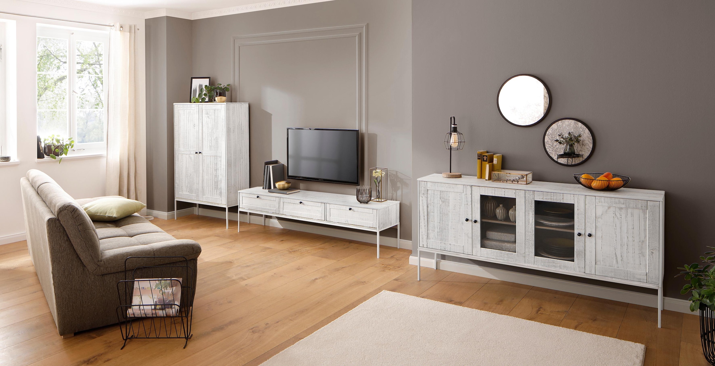 Home affaire Lowboard »Freya«, Kommode mit 3 Klappen, Metallgriffen, aus Massivholz, Breite 175 cm