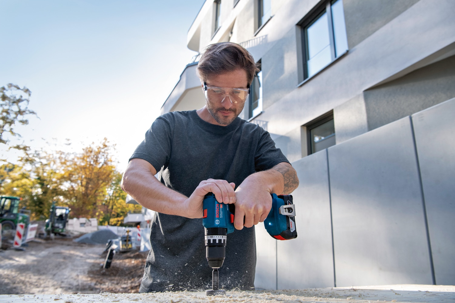 Bosch Professional Akku-Schlagbohrschrauber »GSB 18V-45 Professional«, inkl. 2 Akkus, Ladegerät und 82-tlg. Zubehör-Set