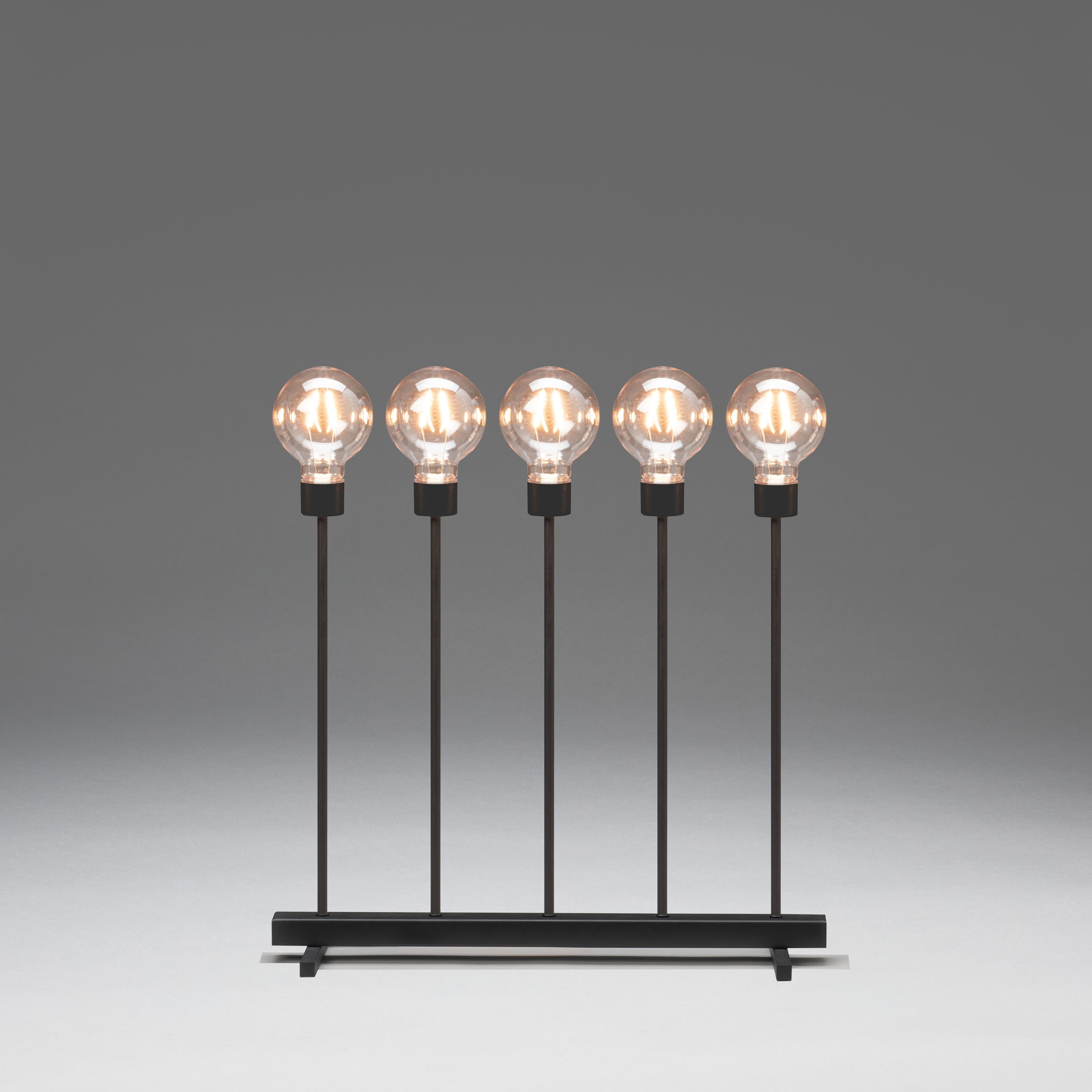KONSTSMIDE LED Fensterleuchter, 5 flammig, Leuchtmittel LED-Modul | LED wechselbar, LED Metallleuchter, schwarz, 5 runde Globes, 10 bernsteinfb. Dioden
