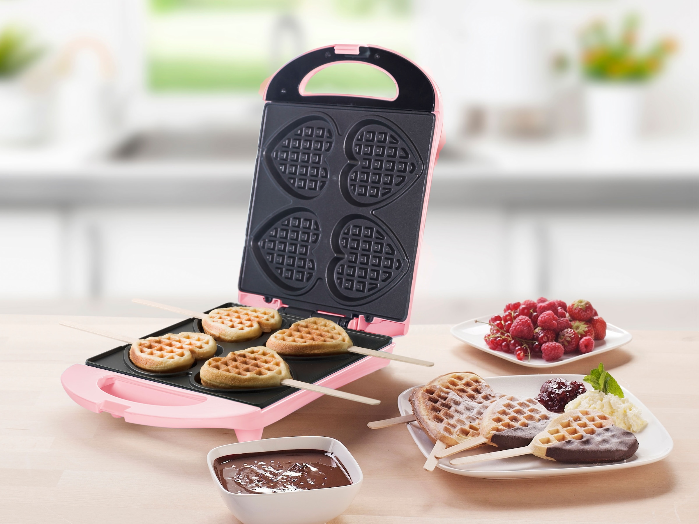 bestron Waffeleisen »DSW271P für Herzwaffeln am Stiel«, 780 W, Waffelmaker mit Antihaftbeschichtung Retro Design