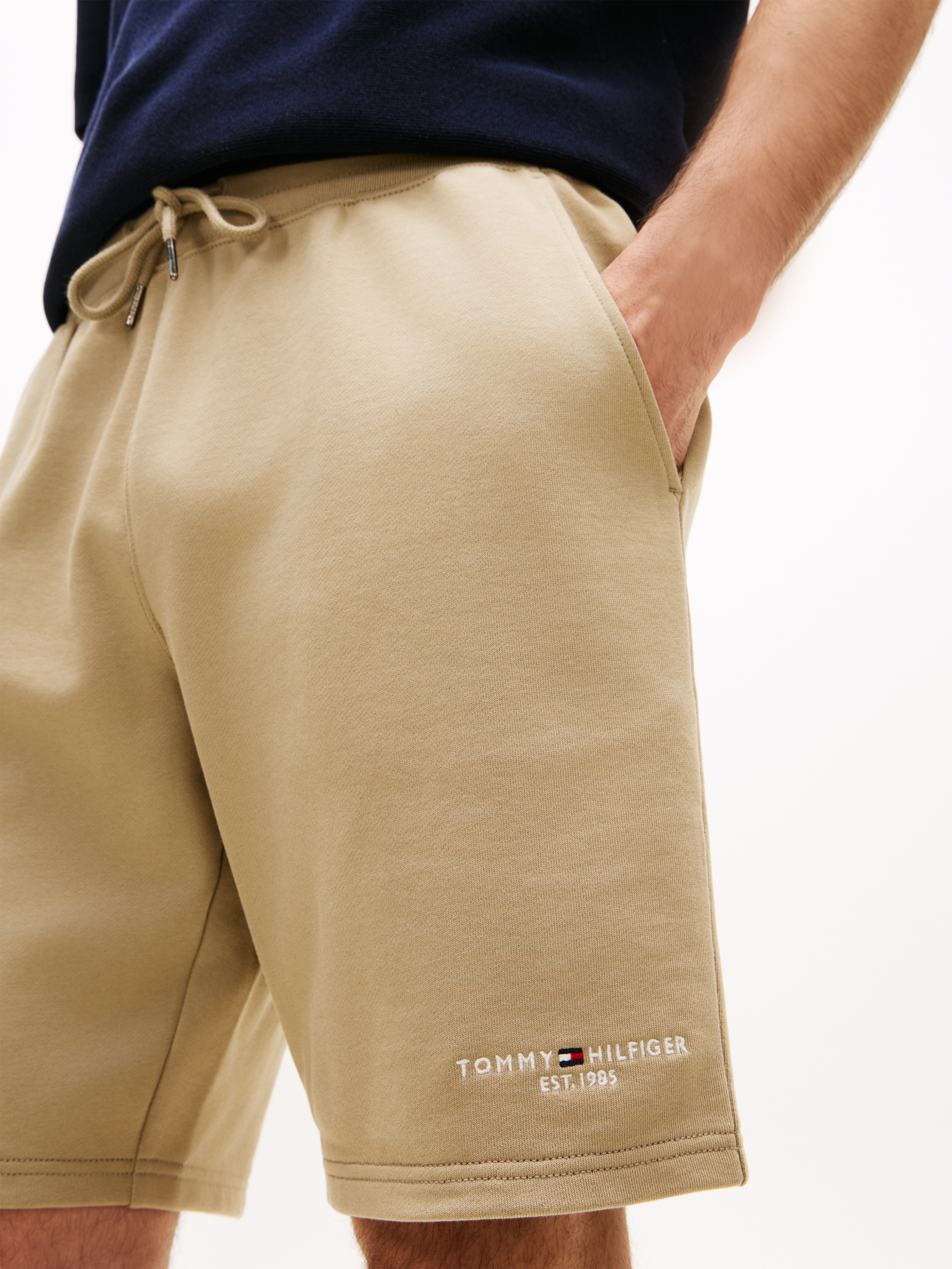 Tommy Hilfiger Sweatshorts »TOMMY LOGO«  Regular fit mit elastischem Bund