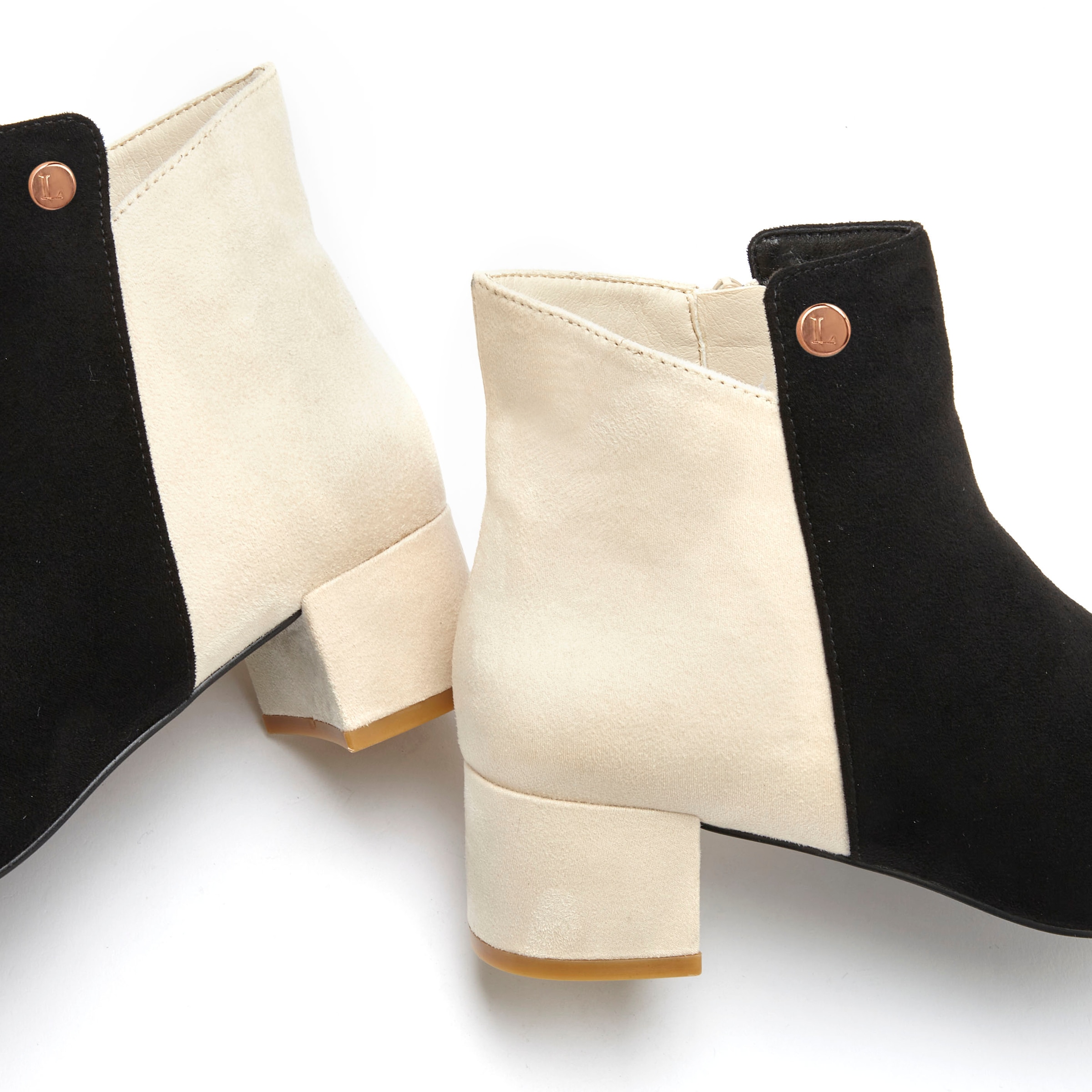 LASCANA Stiefelette, mit raffiniertem Detail und Blockabsatz, kurzer Stiefel VEGAN