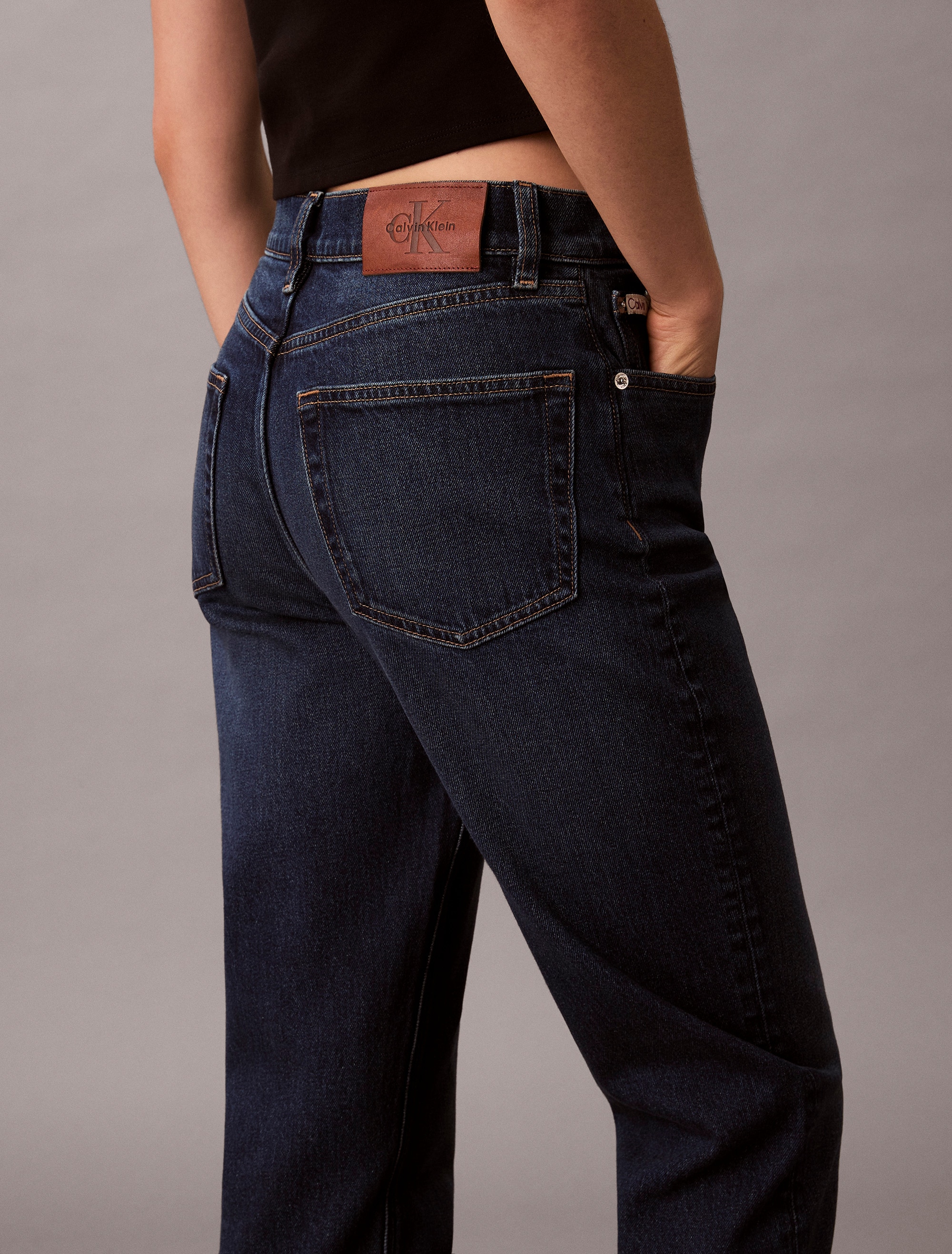 Calvin Klein Jeans Mom-Jeans »NEW MOM JEAN« mit Markenlabel am Bund