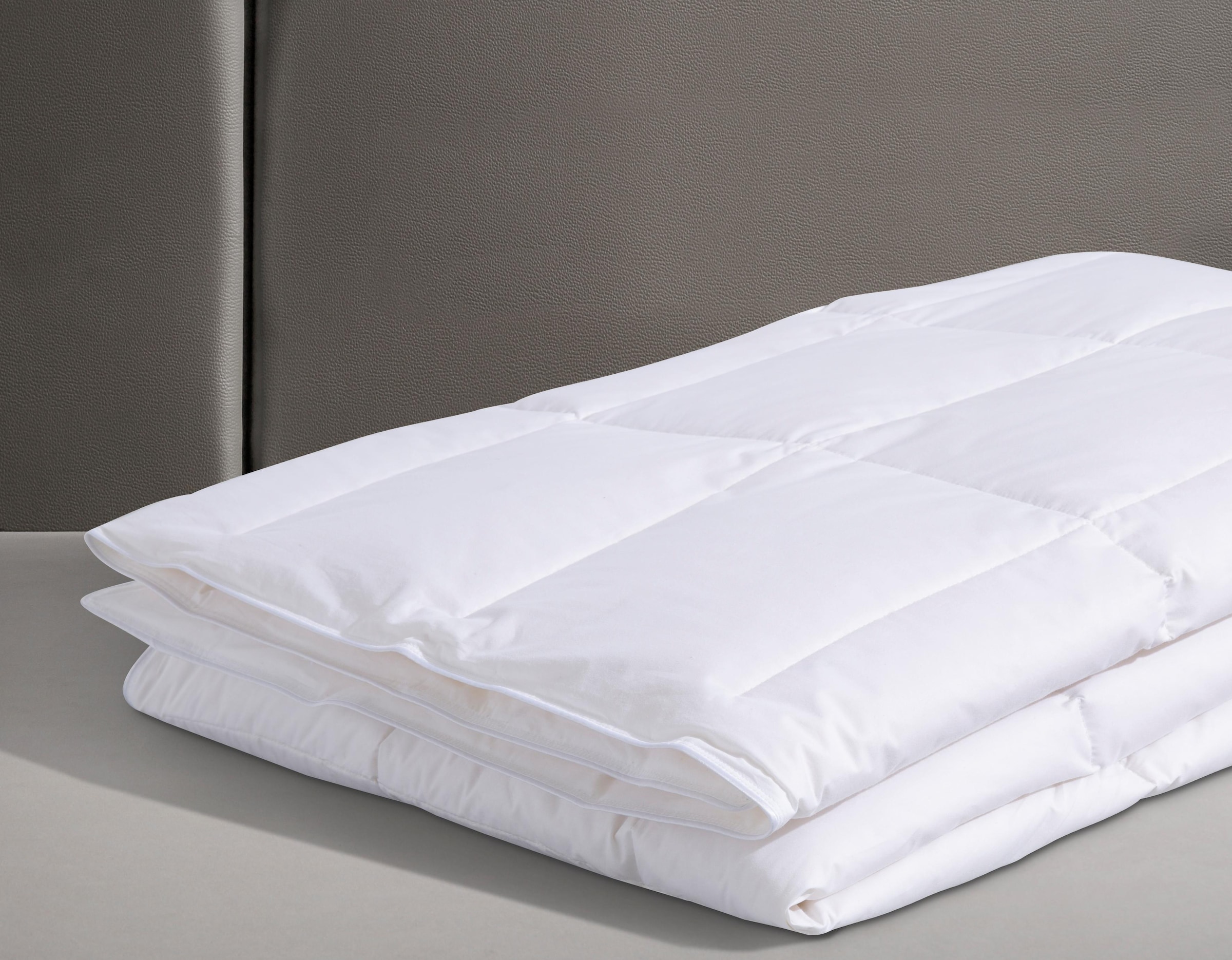 Haeussling Daunenbettdecke + Kopfkissen »Swiss Royal«, (Spar-Set), Bettdecken-Set mit Kopfkissen, 135x200 oder 155x220 cm, Sommer, Winter