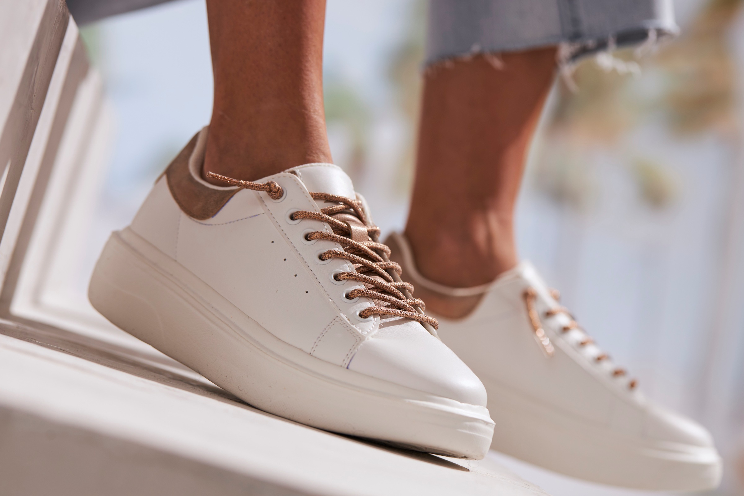 LASCANA Sneaker »Freizeitschuhe,«, mit Metallicdetails und elastischen Schnürbändern VEGAN