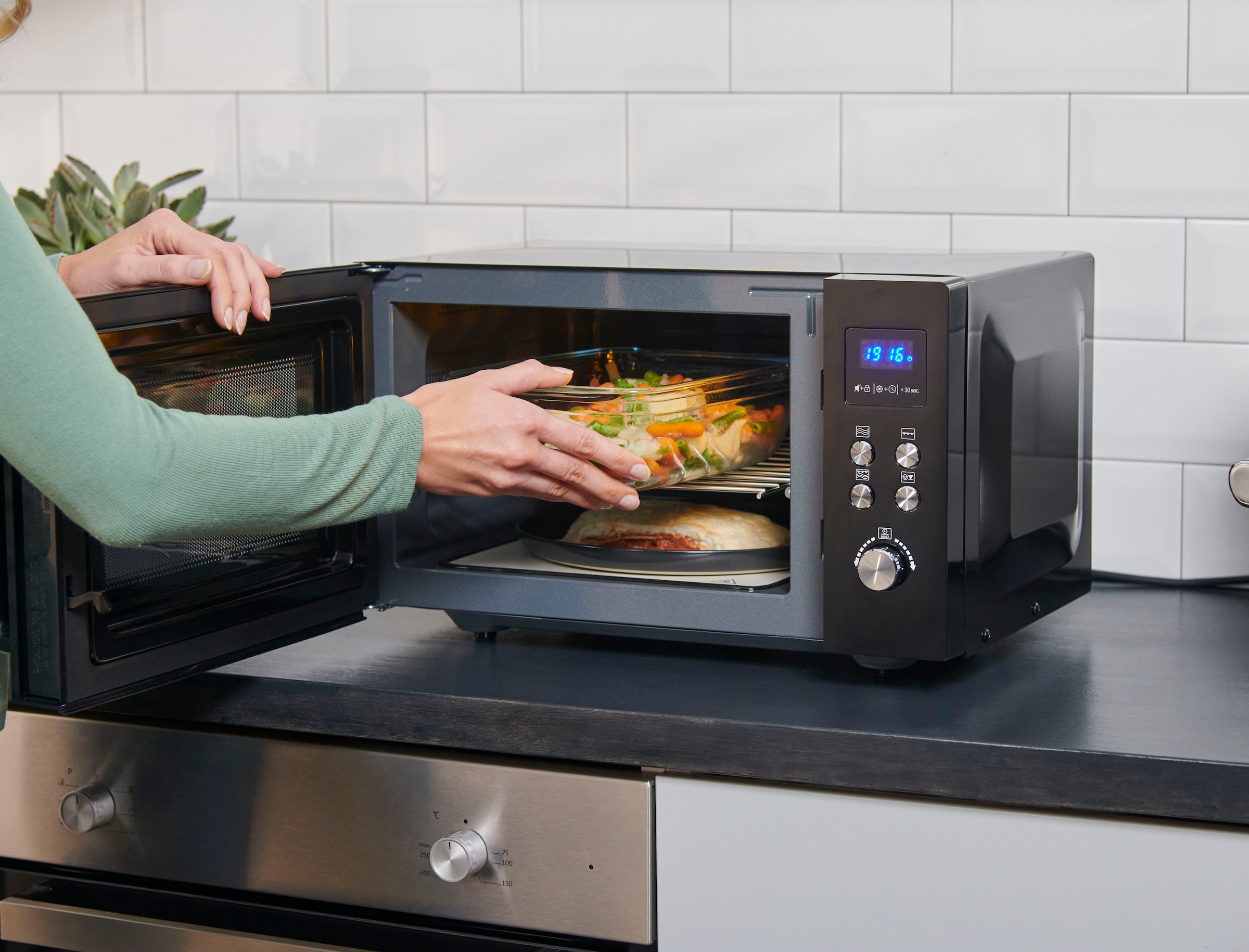 Severin Mikrowelle »MW 7763«, Grill-Mikrowelle, 1000 W, 2-in-1 Mikrowelle mit Glasboden und Grill