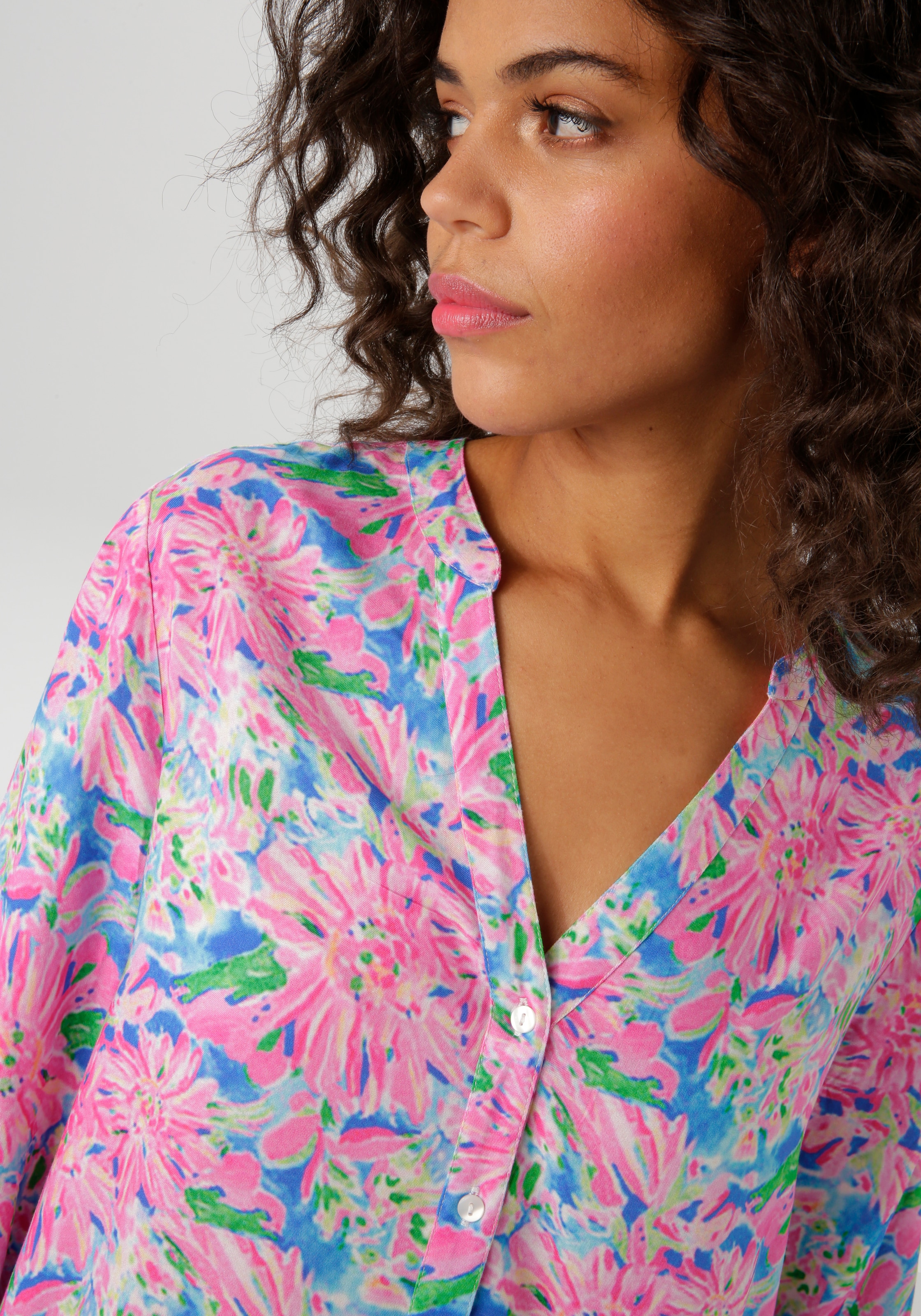 Aniston CASUAL Schlupfbluse, mit farbenfrohem, malerischen Blumendruck