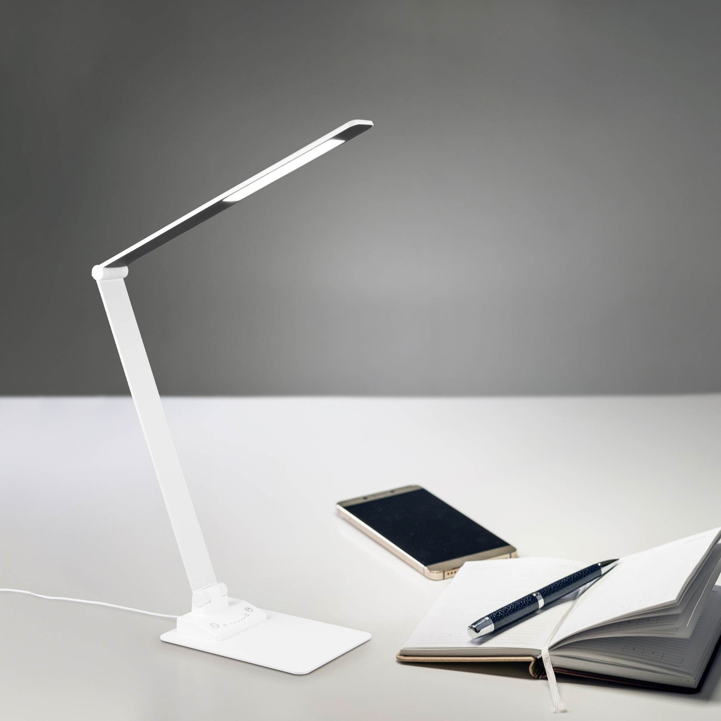 TRIO Leuchten LED Schreibtischlampe »TRAVIS, LED Leselampe 6,5W 650 Lumen CCT Lichtfarbe 3000/5000/6500K« LED-Board 1 Stk. Farbwechsler mit USB-A und USB-C Ladeanschluss, kippbar dimmbar Höhe max 72cm