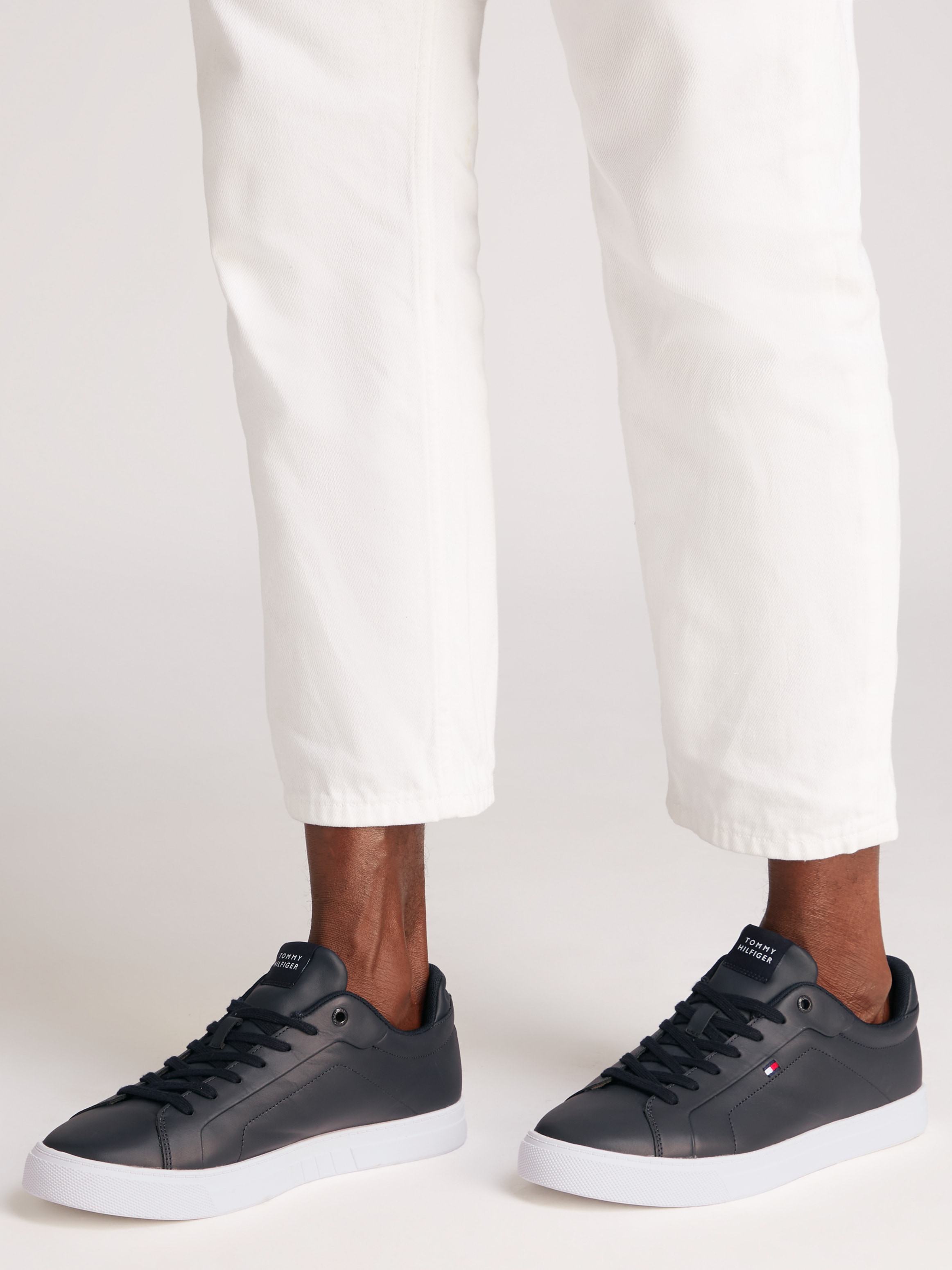 Tommy Hilfiger Sneaker »ICON COURT LTH FLAG ESS«, Freizeitschuh, Halbschuh, Schnürschuh mit kleiner Logoflagge