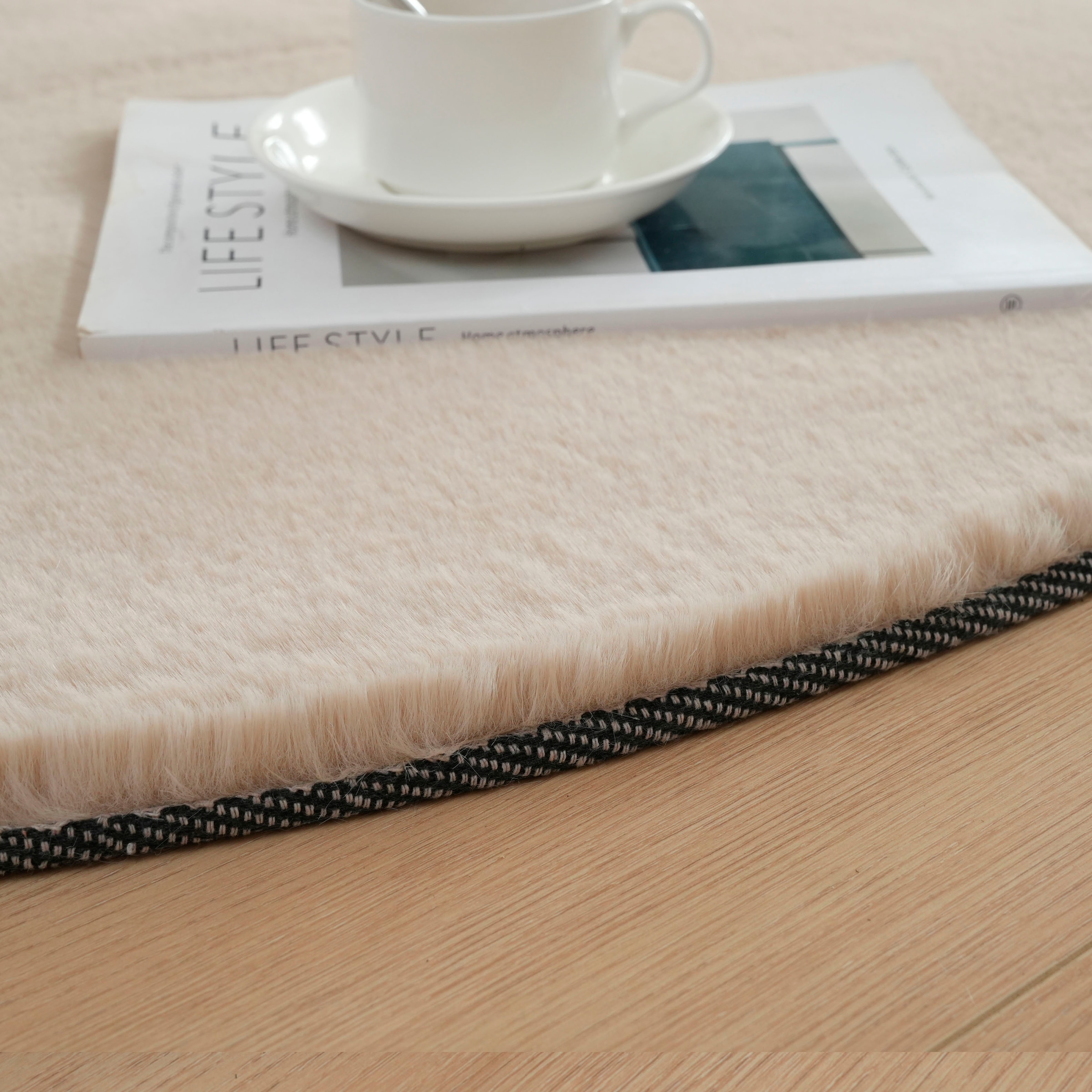 Bruno Banani Hochflor-Teppich »Rabbit 2 Bean, Kunstfell Teppich, Modern, besondere Form«, U-förmig, 25 mm Höhe, Kaninchenfell-Haptik, Microfaser, Wohnzimmer, Schlafzimmer, Esszimmer