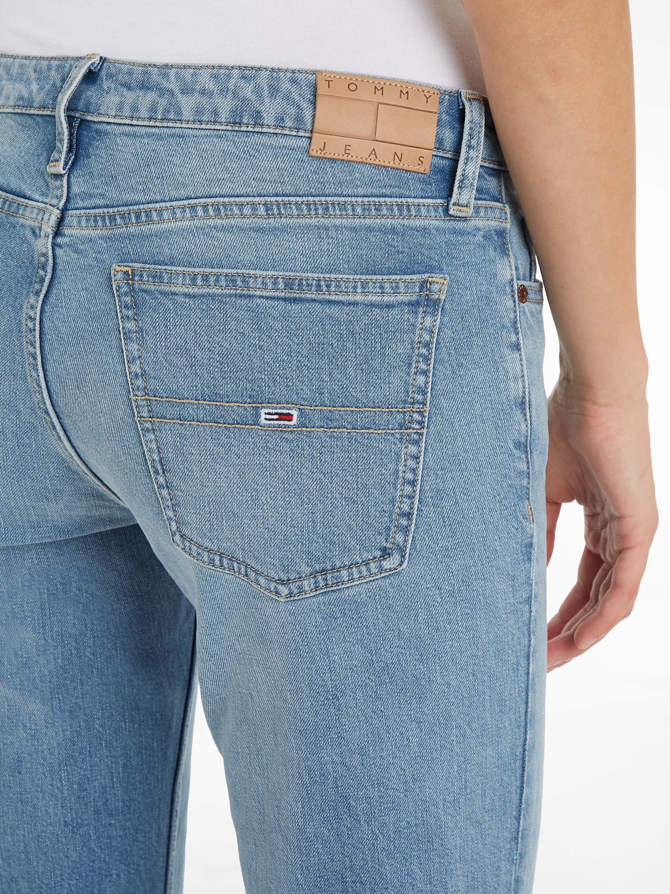 Tommy Jeans Bequeme Jeans »Sophie Low Wais Flare Wide«, mit Ledermarkenlabel