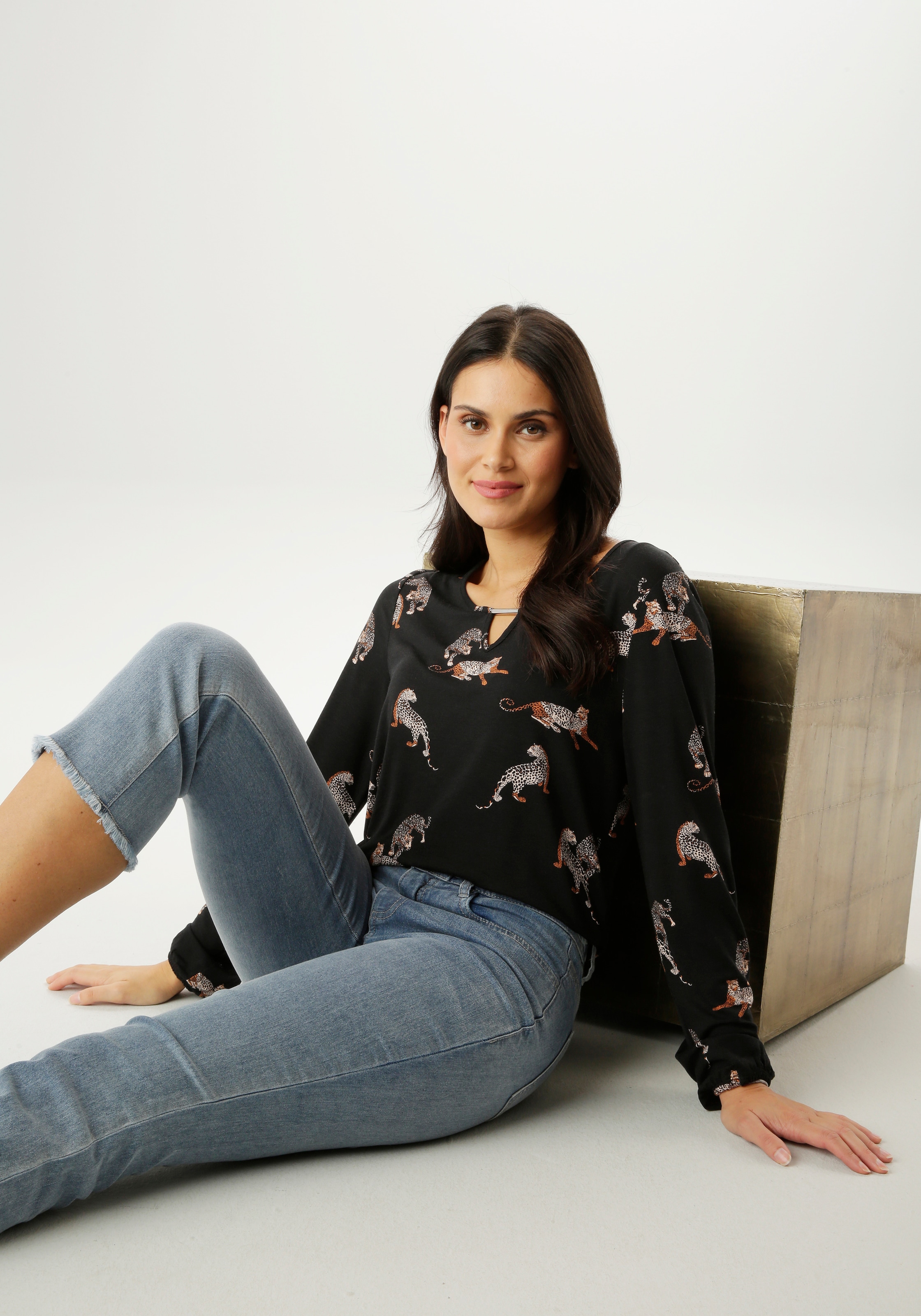 Aniston SELECTED Langarmshirt mit Cut-out und trendigen Leoparden allover - NEUE KOLLEKTION