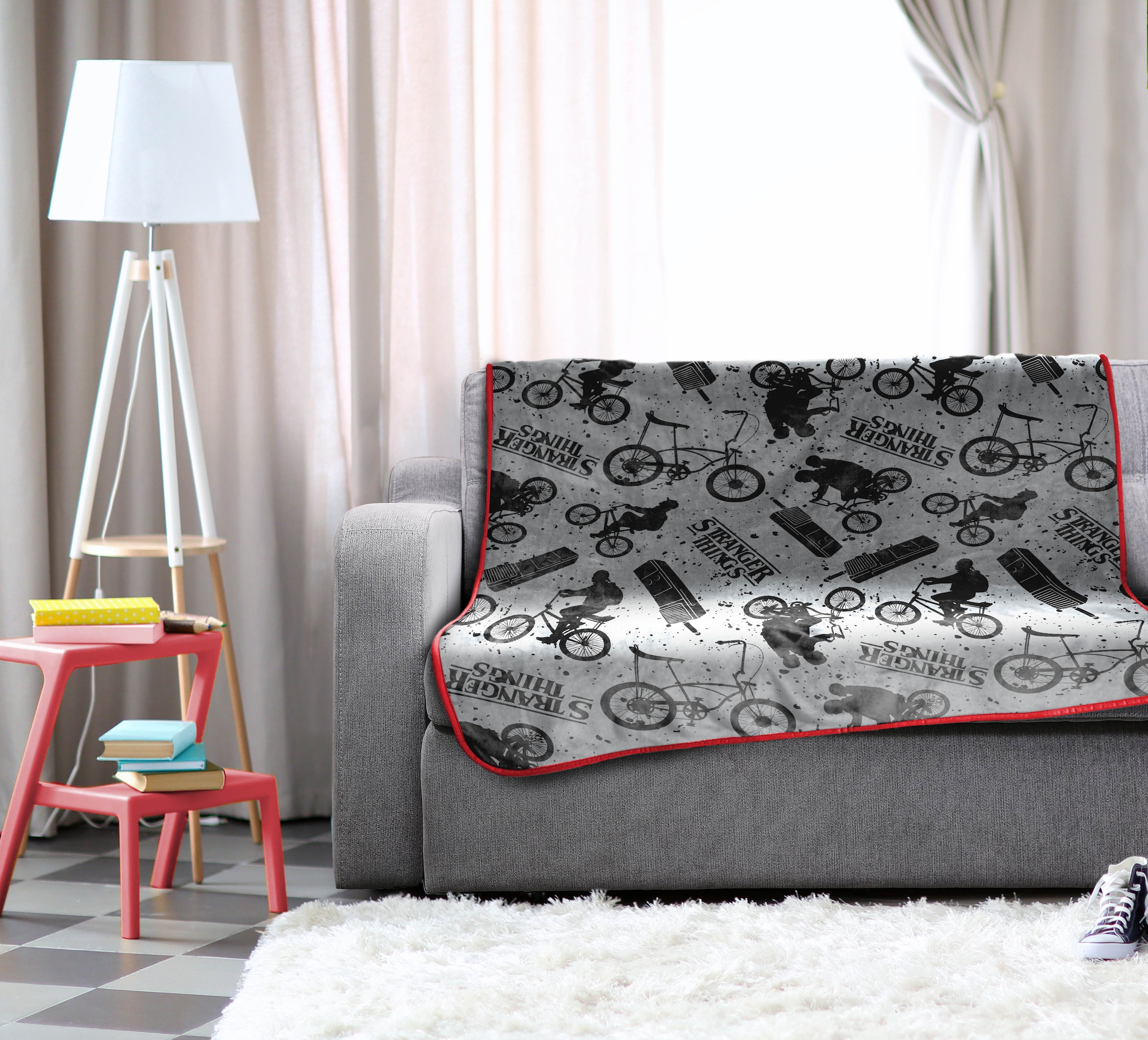 Stranger things Kinderdecke »Netflix Stranger Things« Kuschelige Fleecedecke Grau Bike – 117 x 152 cm
