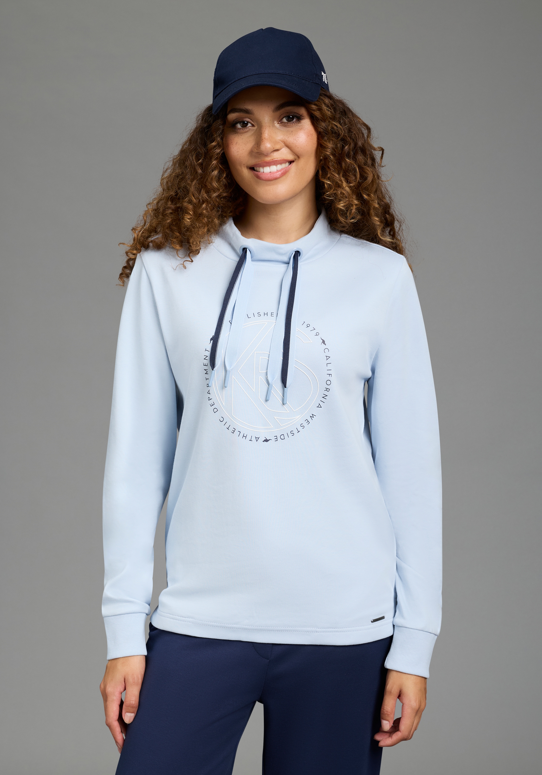 KangaROOS Sweatshirt , mit Metalllabel, hüftbedeckende Länge, auch in großen Größen
