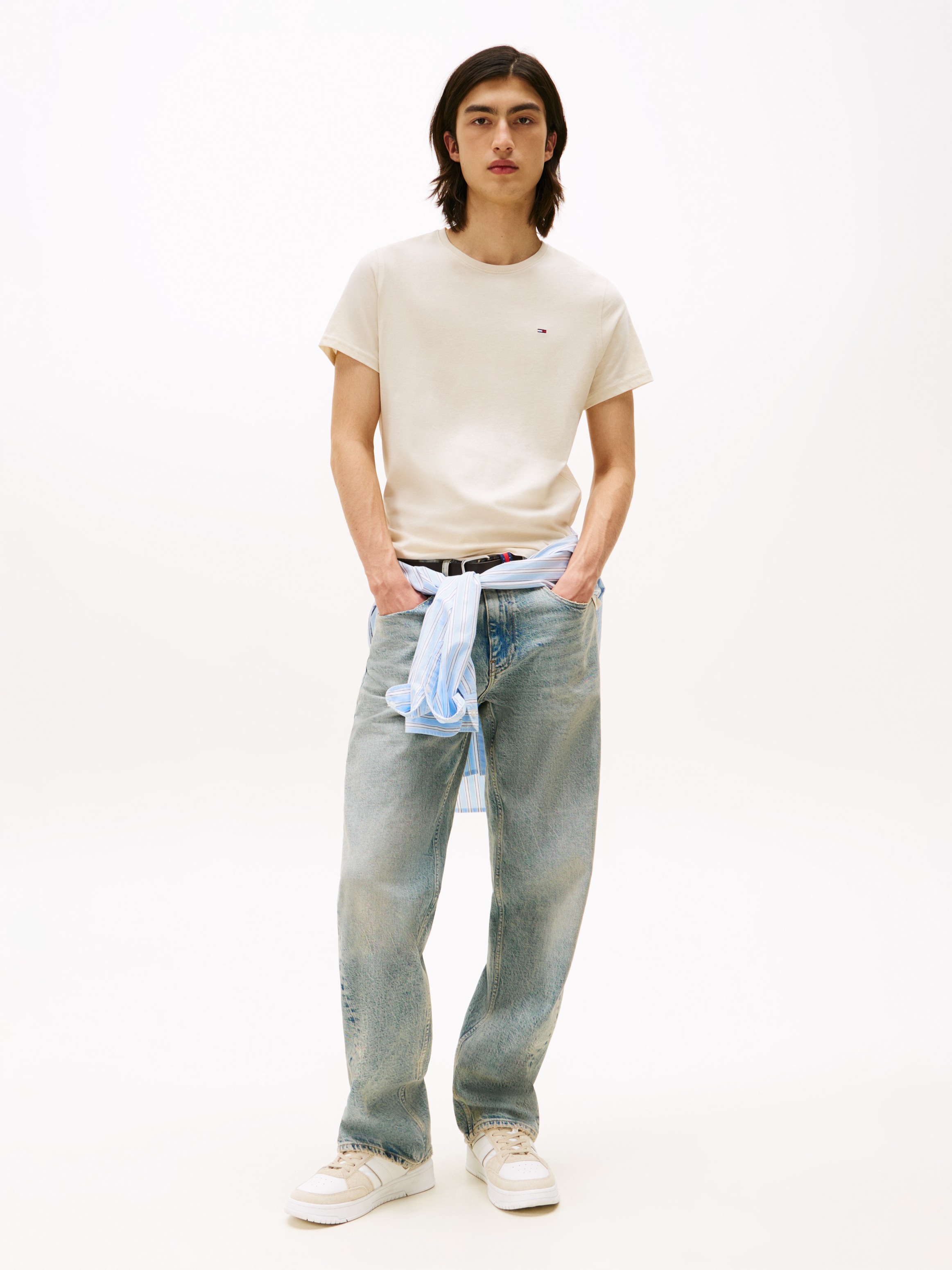 Tommy Jeans T-Shirt »TJM ESSENTIAL SOLID TEE« mit Rundhalsausschnitt und dezenter Logo-Flag