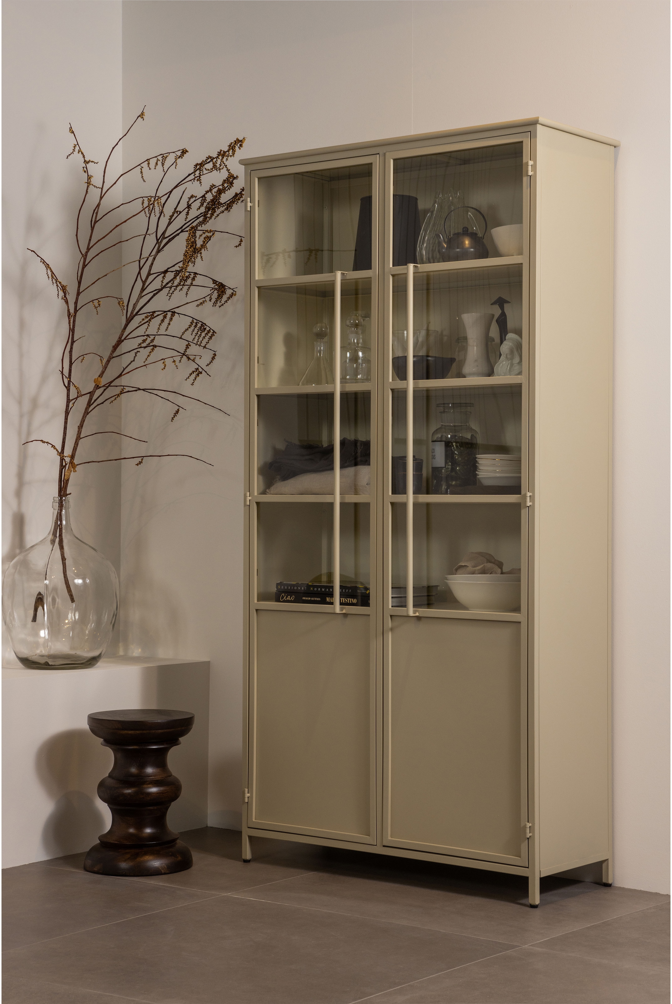 WOOOD Vitrine »EXHIBIT XL mit 2 Glastüren  METALL« Die Vitrine Exhibit aus mattem Metall bietet 5 robuste Einlegeböden.