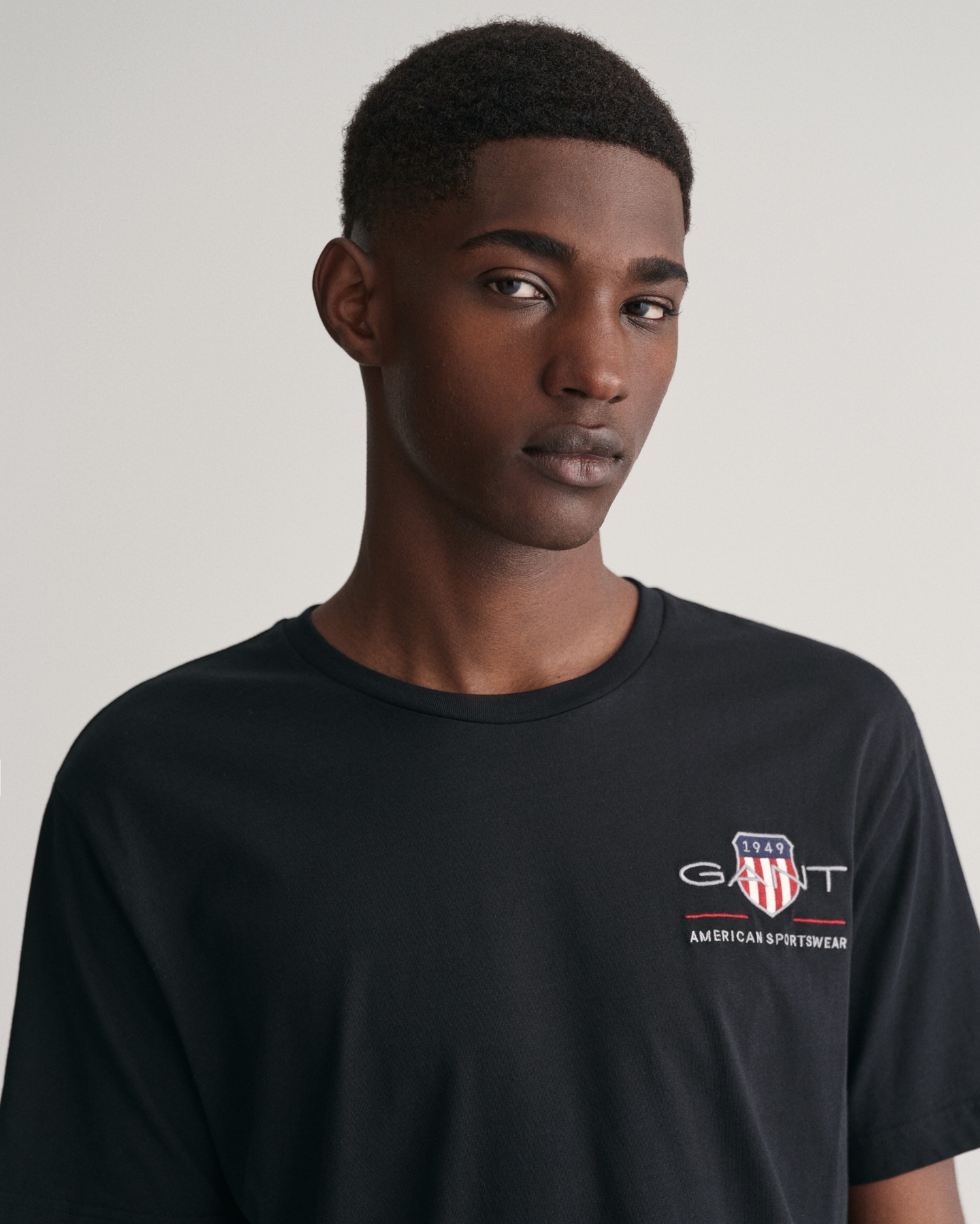 Gant T-Shirt »REG ARCHIVE SHIELD EMB SS T-SHIRT« von dem Archiv aus den 1980er-Jahren inspiriert