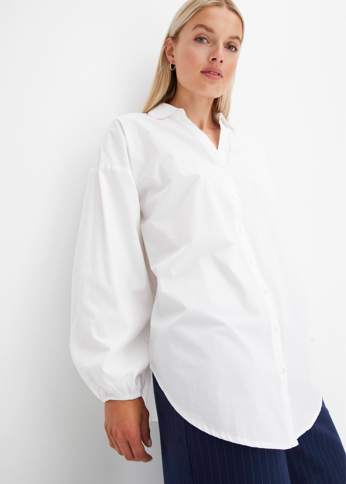 bonprix Langarmbluse »Oversize-Bluse aus reiner Baumwolle« Oversize-Passform, mit V-Ausschnitt, aus Baumwolle