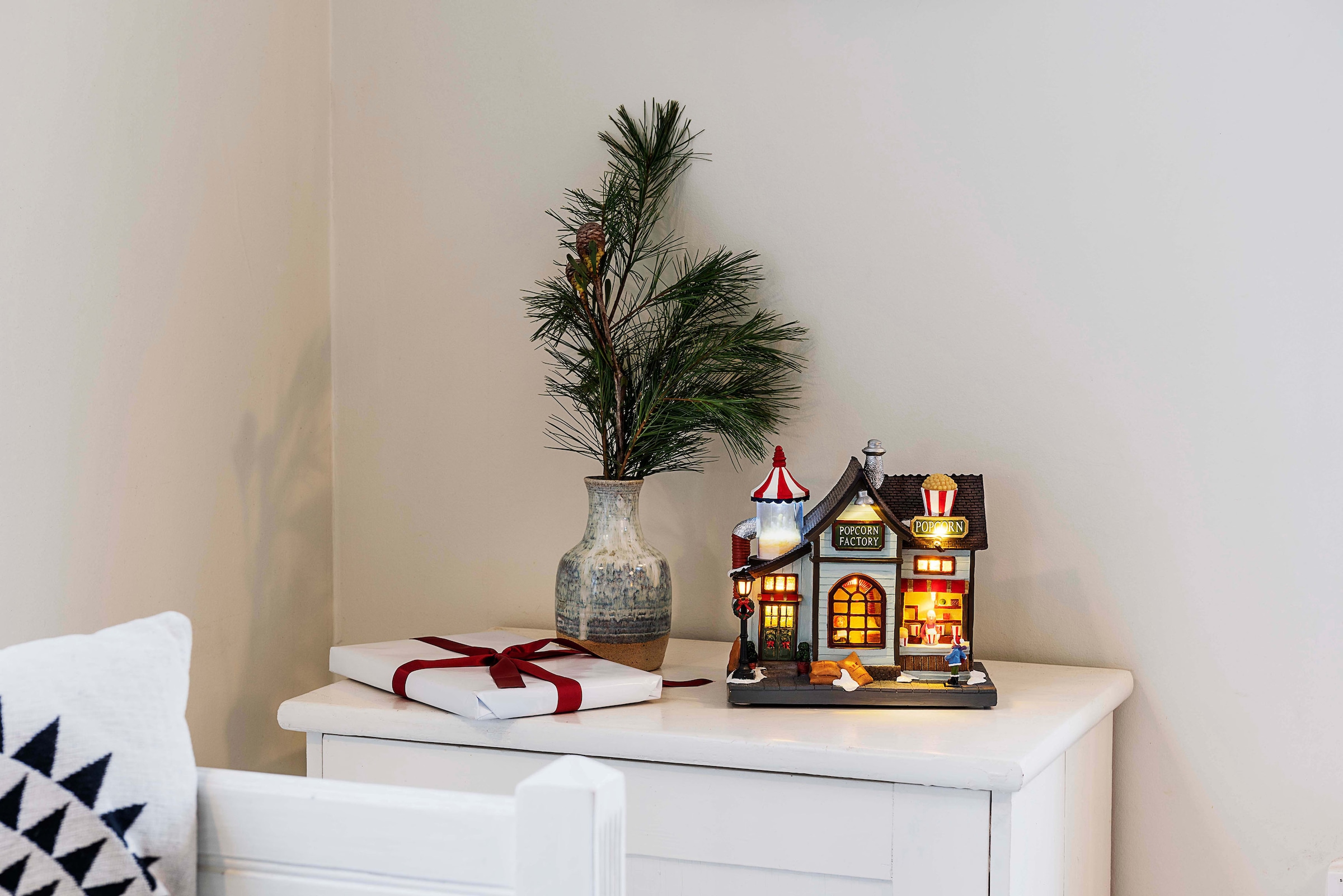 KONSTSMIDE Weihnachtshaus »Weihnachtsdeko«, LED Szenerie Popcornfabrik, mit Animation, 8 Weihnachtsliedern