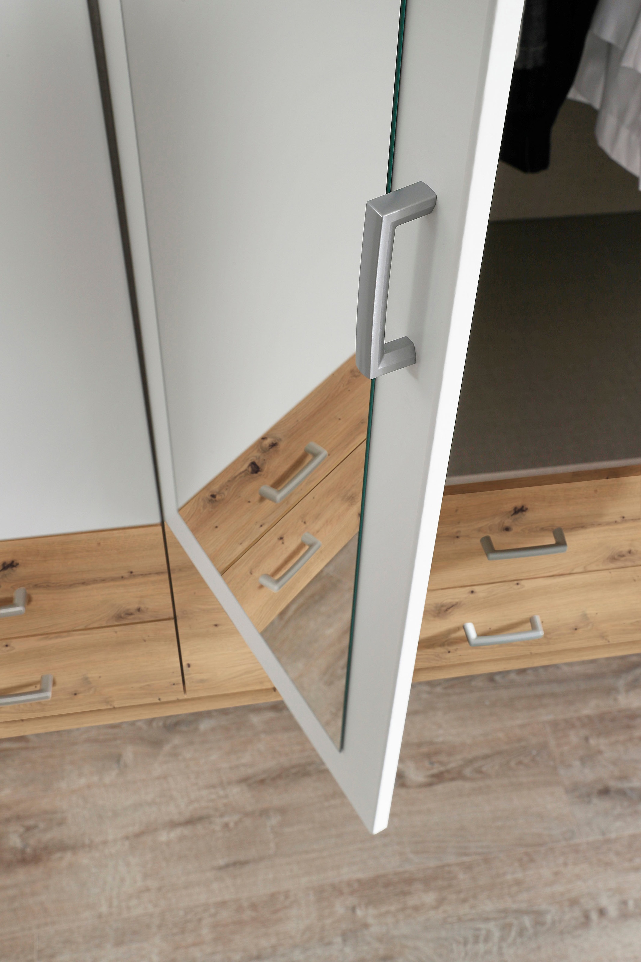 rauch Kleiderschrank »Schrank Garderobe Ankleide GAMMA Breiten 91/136/181/226/271/315/360 cm« in 3 Ausstattungen BASIC/CLASSIC/PREMIUM (inkl. SOFT-CLOSE-Funktion),  verschiedene Griff-Varianten, mit Spiegel TOPSELLER MADE IN GERMANY