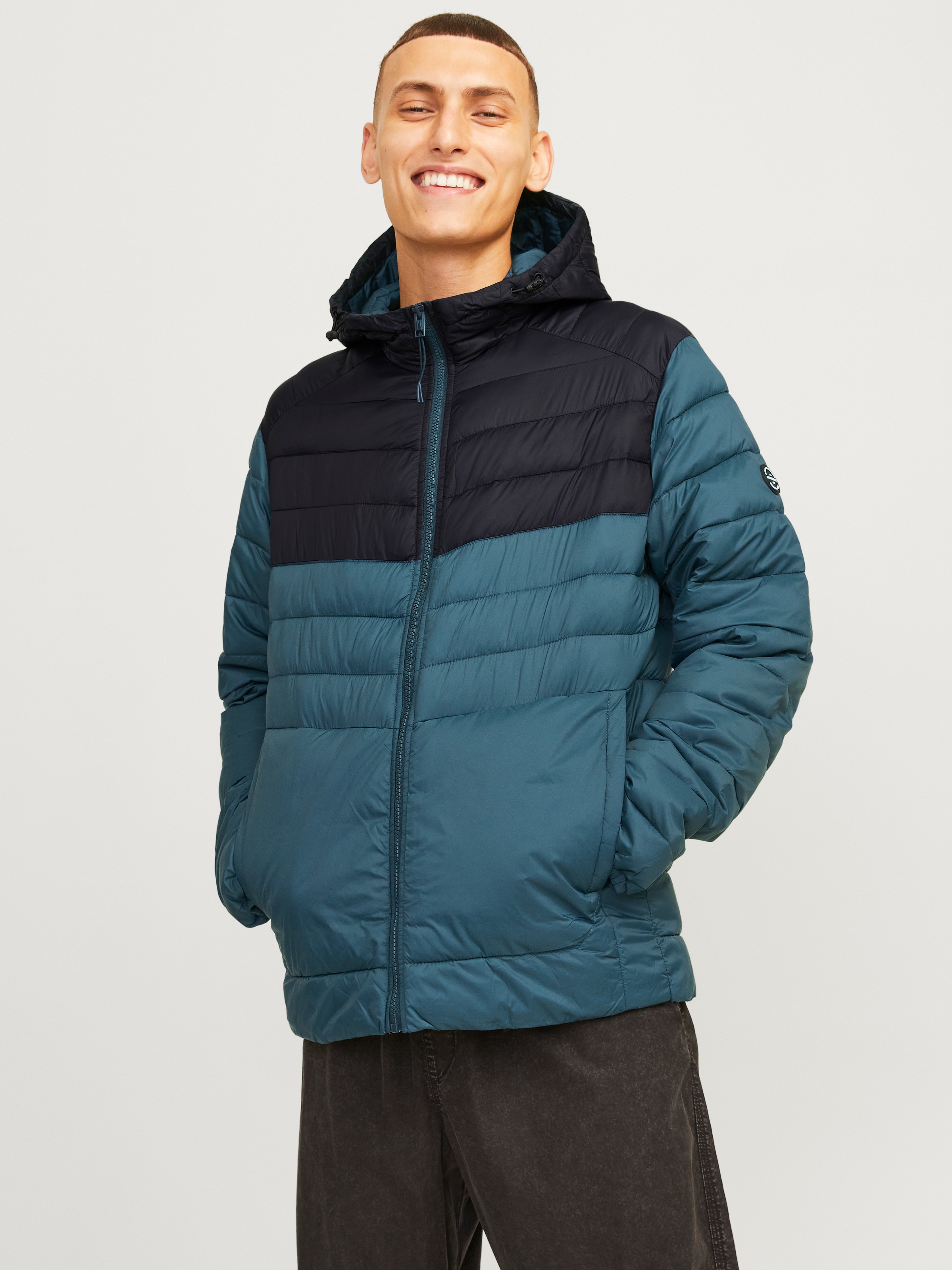 JACK & JONES Steppjacke »JJESPRINT PUFFER HOOD NOOS« mit Kapuze Magical Forest Detail:BLACK BLOCKING M M Gesteppte Jacke von Jack & Jones