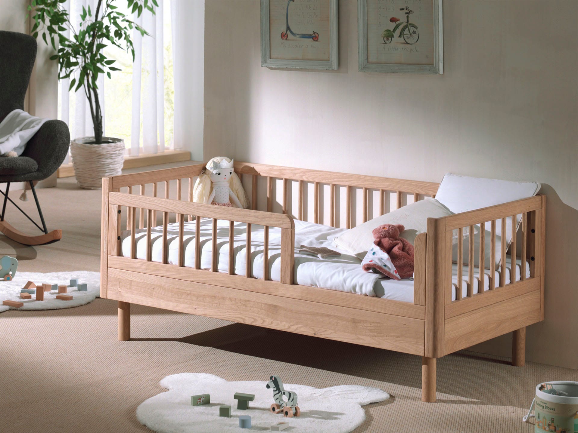 Home affaire Kinderbett »stabil und hochwertig gebaut, Kanten gerundet, mit Rausfallschutz«, 70/140 cm, inkl. Lattenrost, aus massiver Eiche natur geölt