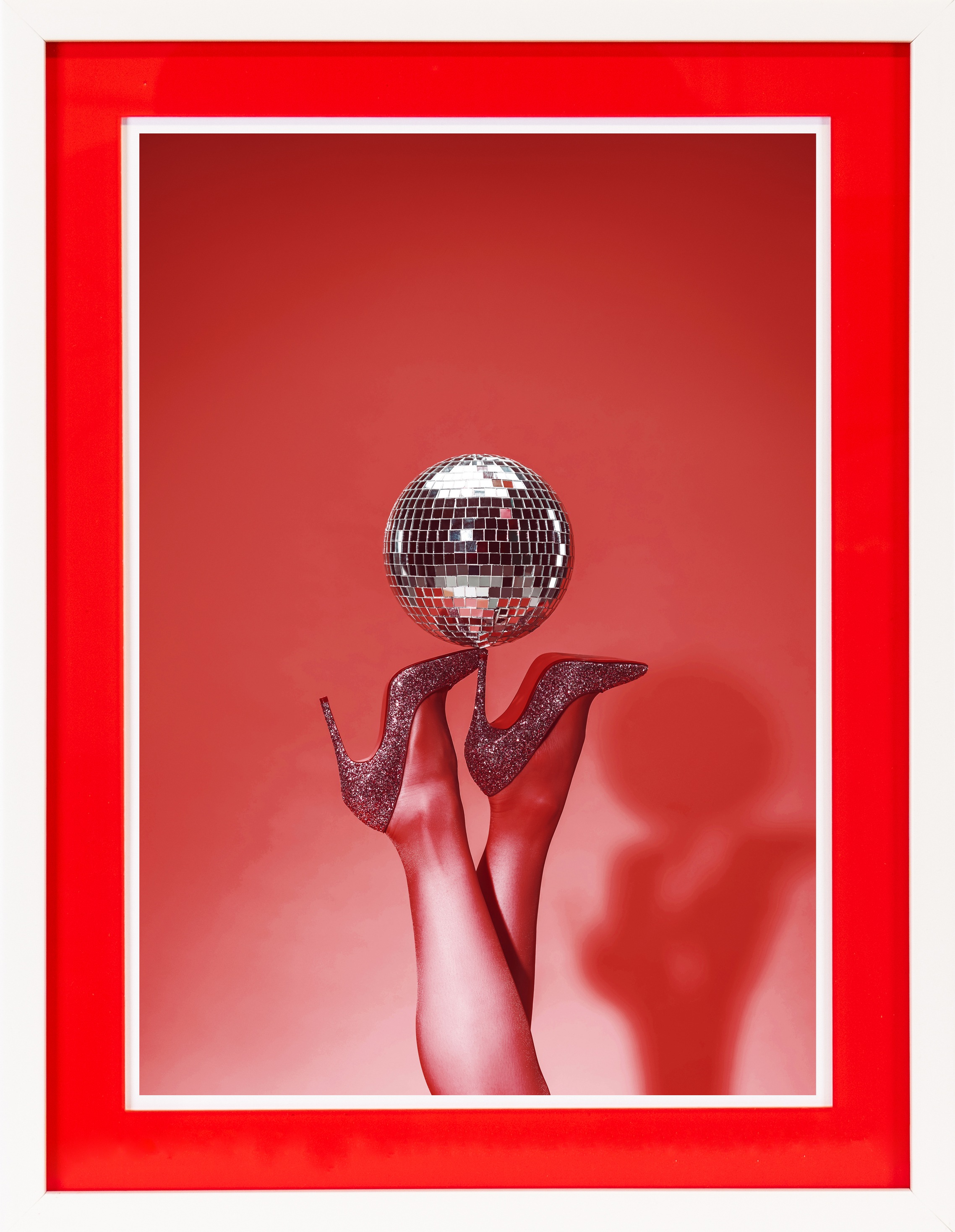 queence Bild mit Rahmen »Discokugel, glitzer, High Heels«, Fashion-Schuh-Schuhe, (1 St.), Poster mit buntem Acrylglas Passepartout