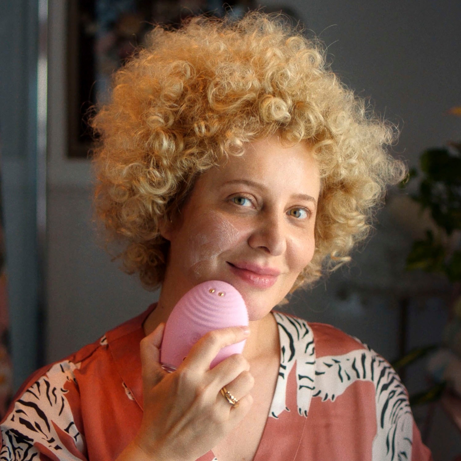 FOREO Elektrische Gesichtsreinigungsbürste »LUNA™ 4 plus normal skin«