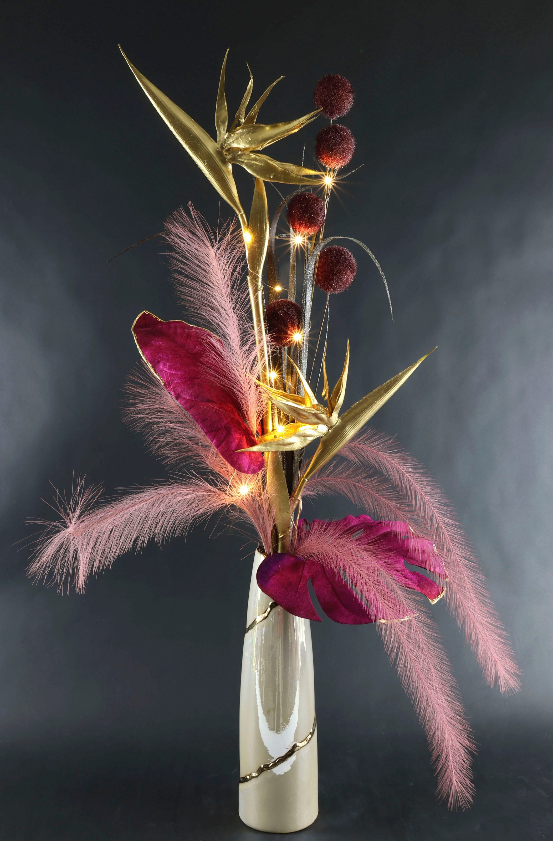I.GE.A. Winterliche Kunstpflanze »Gesteck, Strelitzie mit LED Beleuchtung, Weihnachtsdeko,«, Kunstblumen-Arrangement in Keramikvase, festliches Blumenensemble