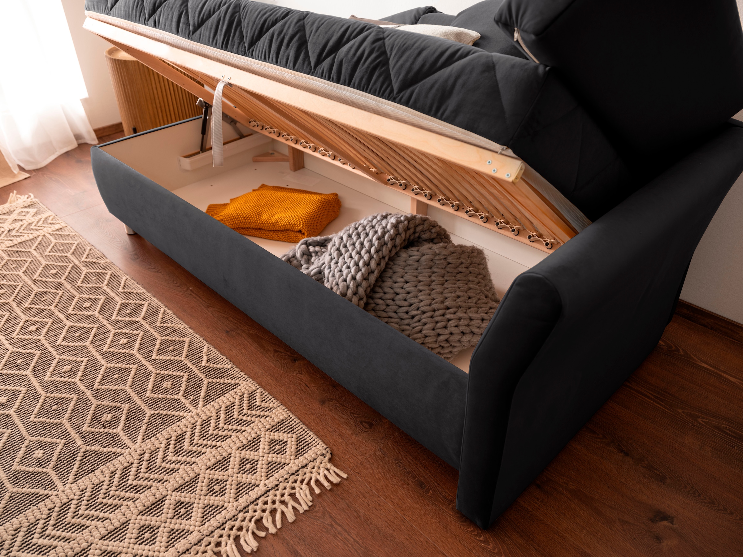 alina Schlafsofa, Bettkasten, Zierkissen-Set aus: 2 Stk. 40x40cm, 1 Stk. 30x30cm