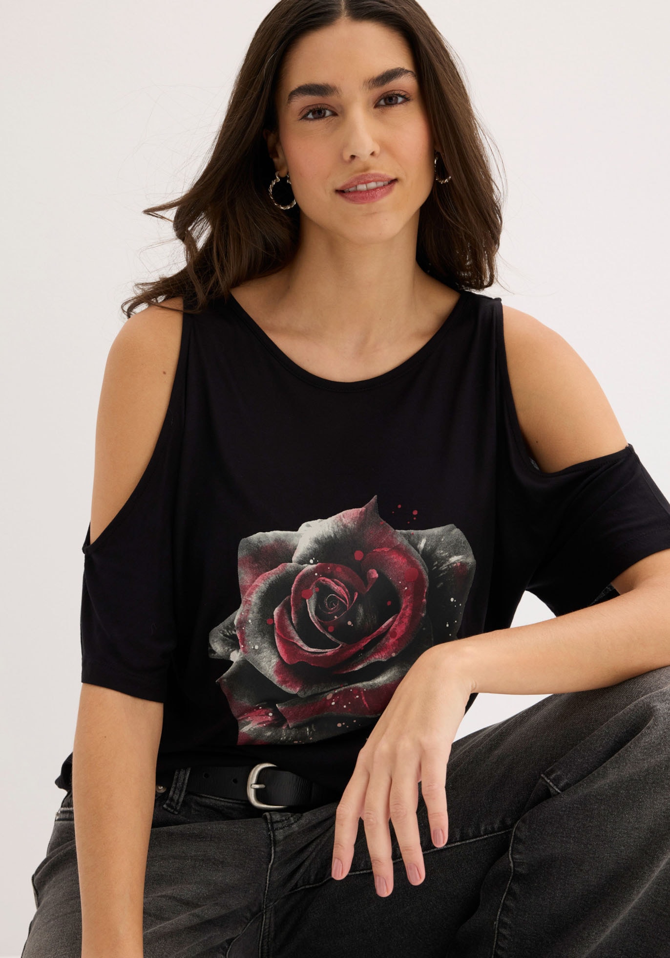 bonprix T-Shirt »Cold-Shoulder-Shirt aus Viskose« Cold-Shoulder-Design, Halbarm, lässige Passform, mit Blumen-Print