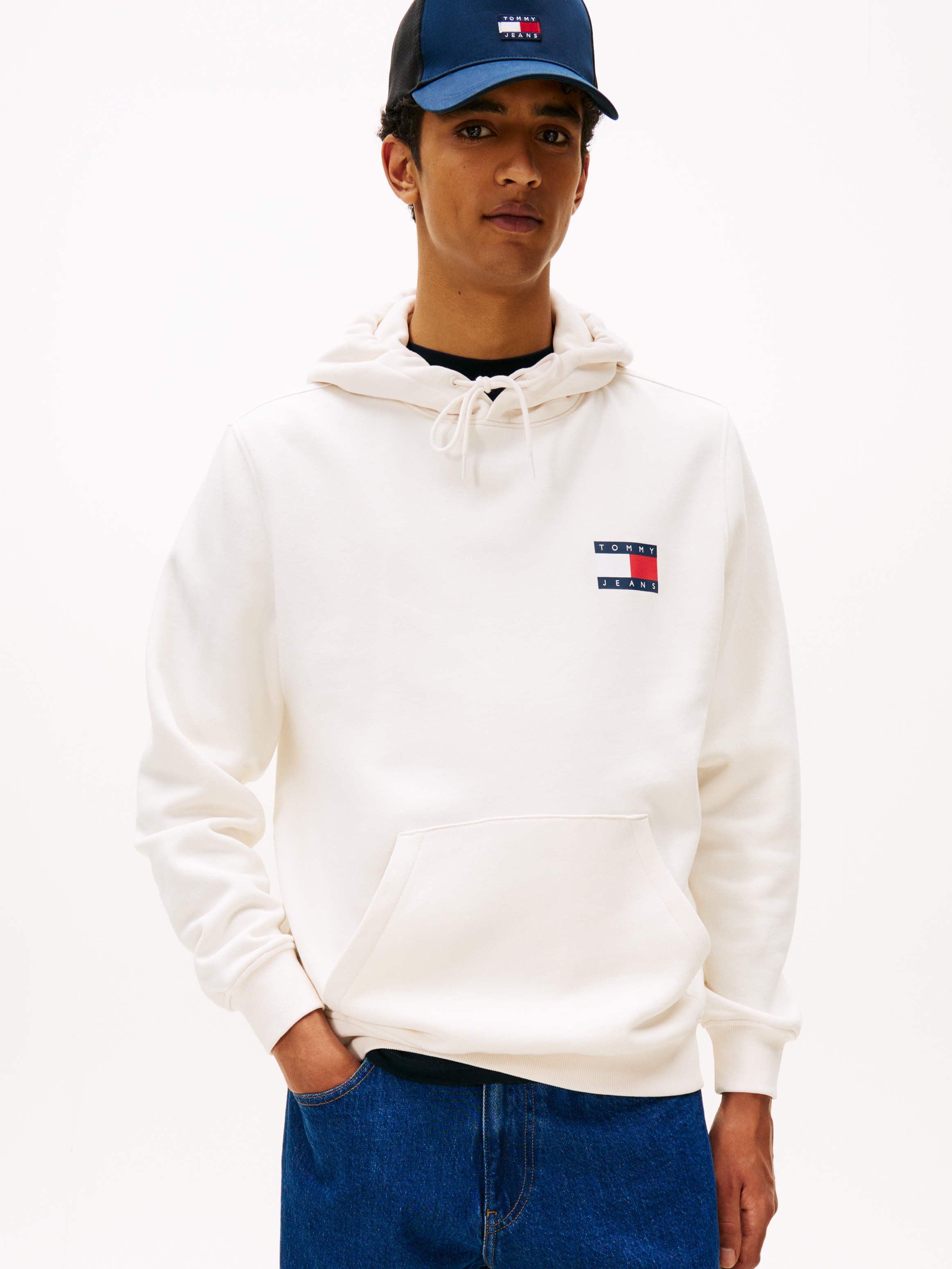 Tommy Jeans Sweatshirt »TJM REG ESSENTIAL FLAG HOOD EXT«, mit bedruckten Markenlogo auf Brusthöhe
