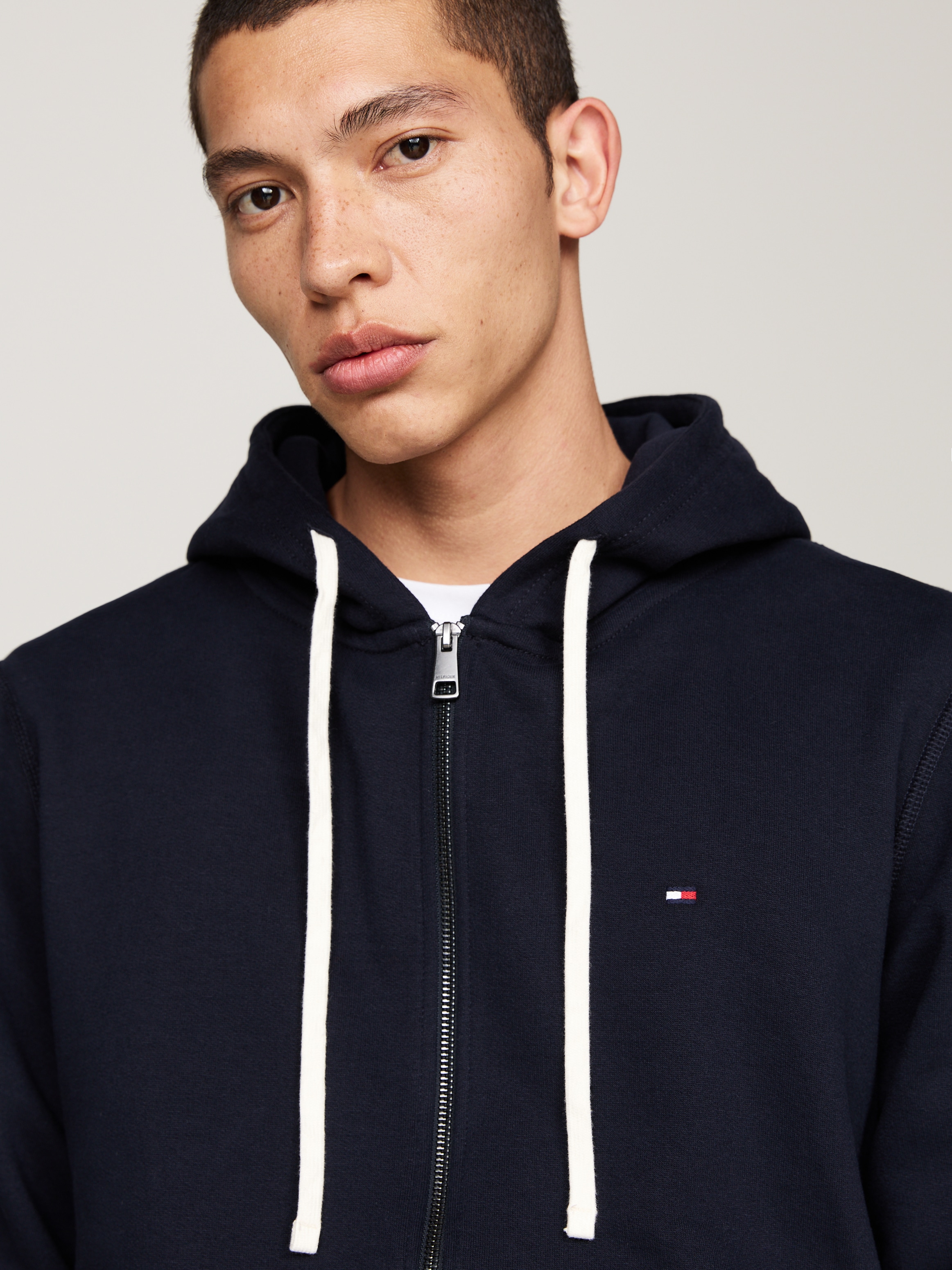 Tommy Hilfiger Kapuzensweatjacke »ESSENTIAL FLEECE ZIP THROUGH« kleine Logostickerei