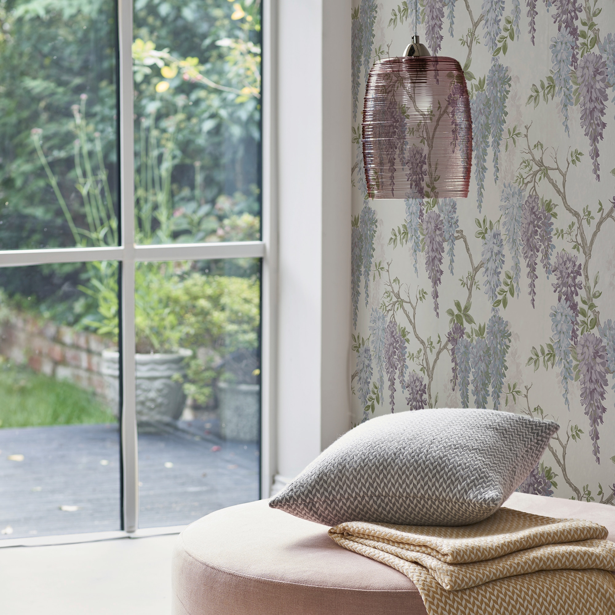 LAURA ASHLEY Vliestapete »Wisteria«, botanisch, FSC® zertifiziert, mit lebhaftem Druck, 10 Meter Länge