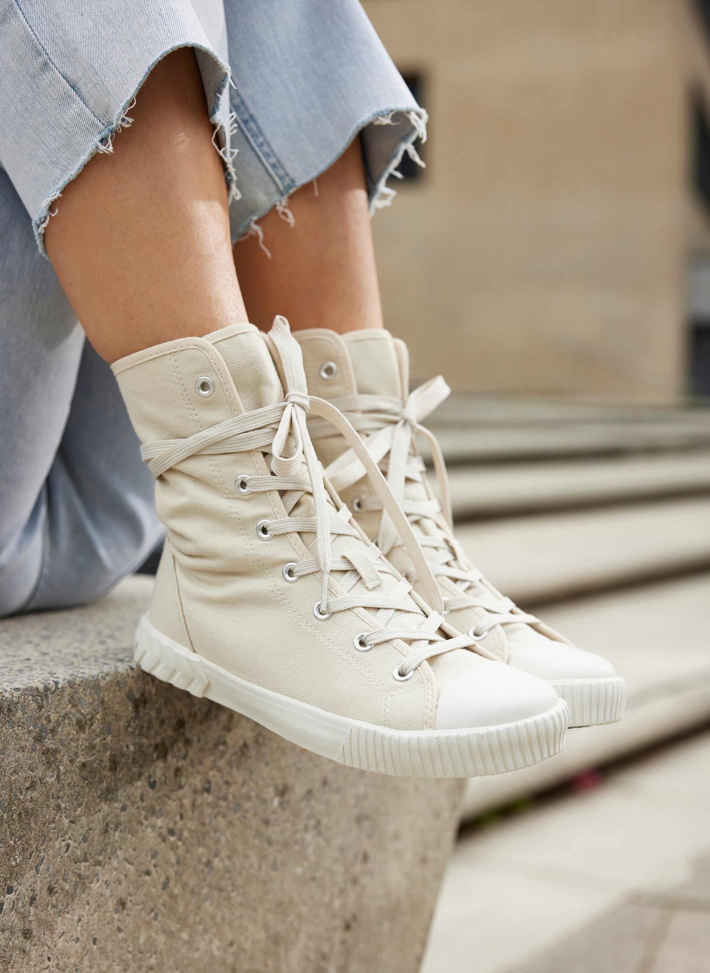 LASCANA Stiefelette, im Combat Look, High Top Sneaker, Schnürschuh, Textil-Boots