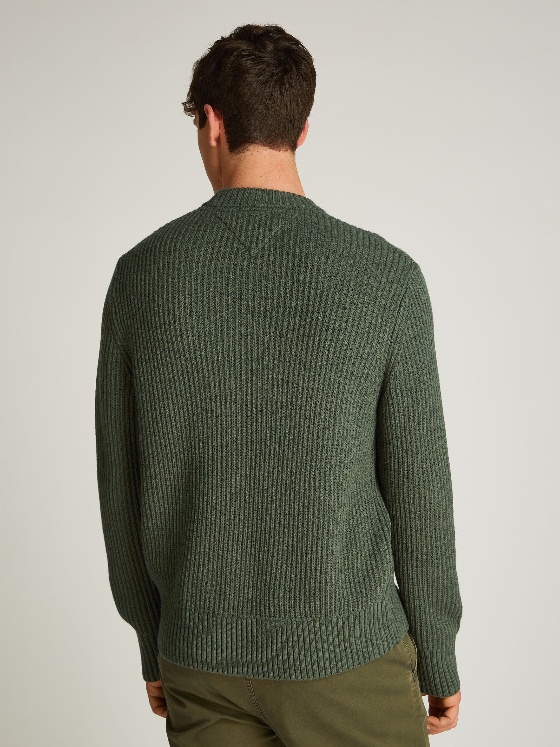 Tommy Jeans Rundhalspullover »TJM REG BADGE TEXTURED CNECK EXT«, in Unifarbe
