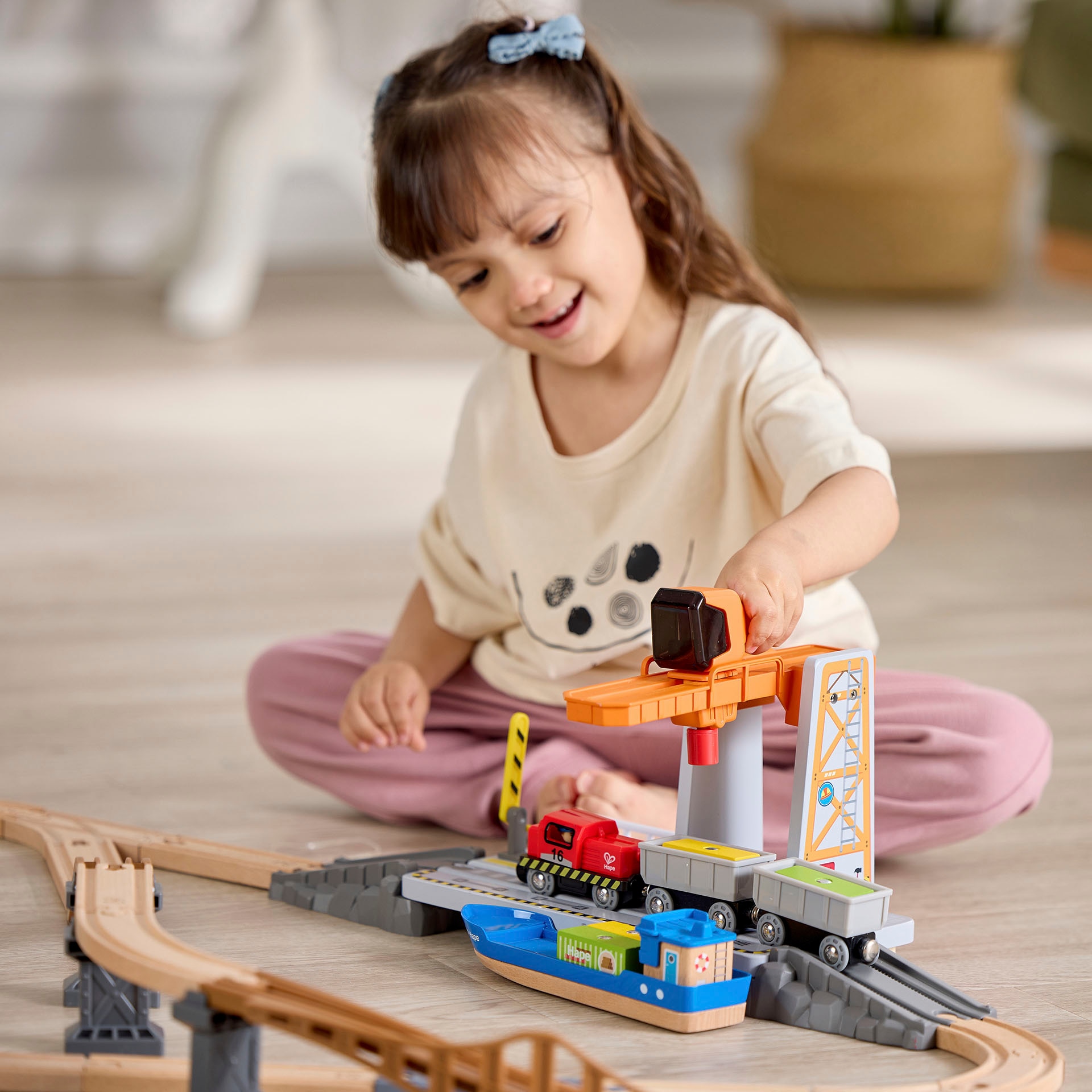 Hape Spielzeug-Eisenbahn »Bahn- und Seefracht Set«, mit Licht- und Soundeffekten