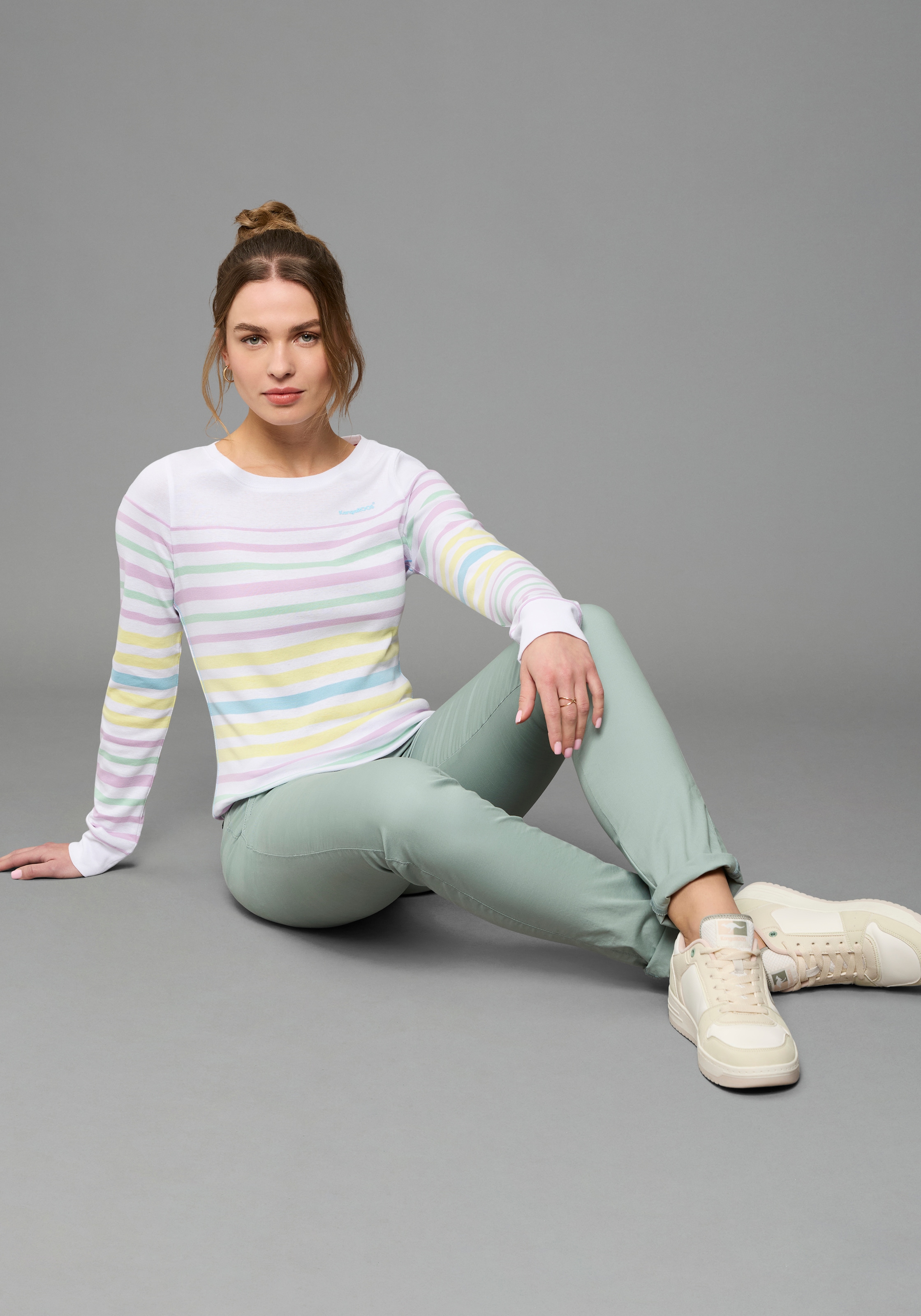KangaROOS Langarmshirt mit Rundhals, hüftbedeckende Länge, figurbetonte Passform
