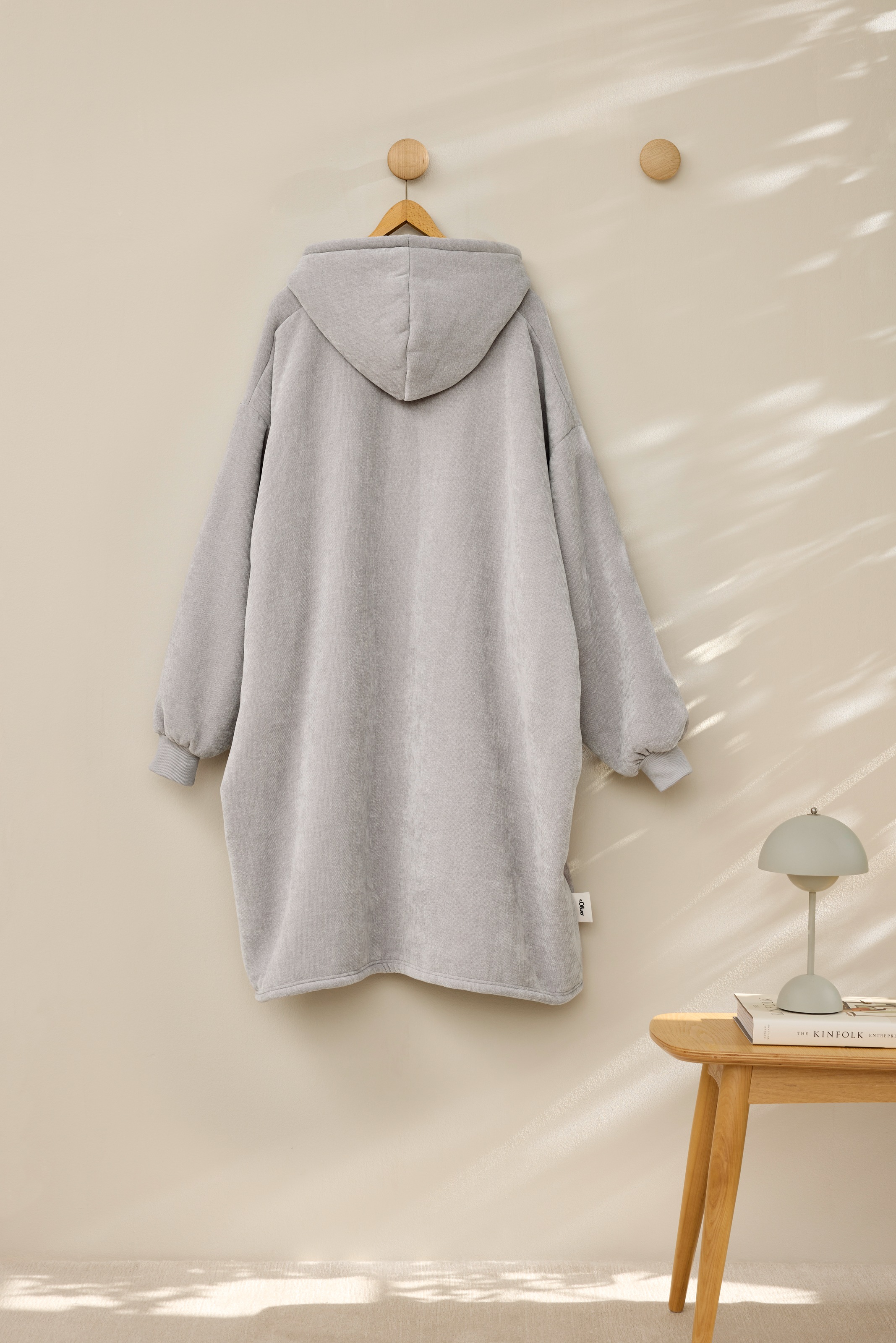 s.Oliver Wohndecke »s.Oliver Lounge Hoodie«, mit Kapuze, Ärmeln und Tasche