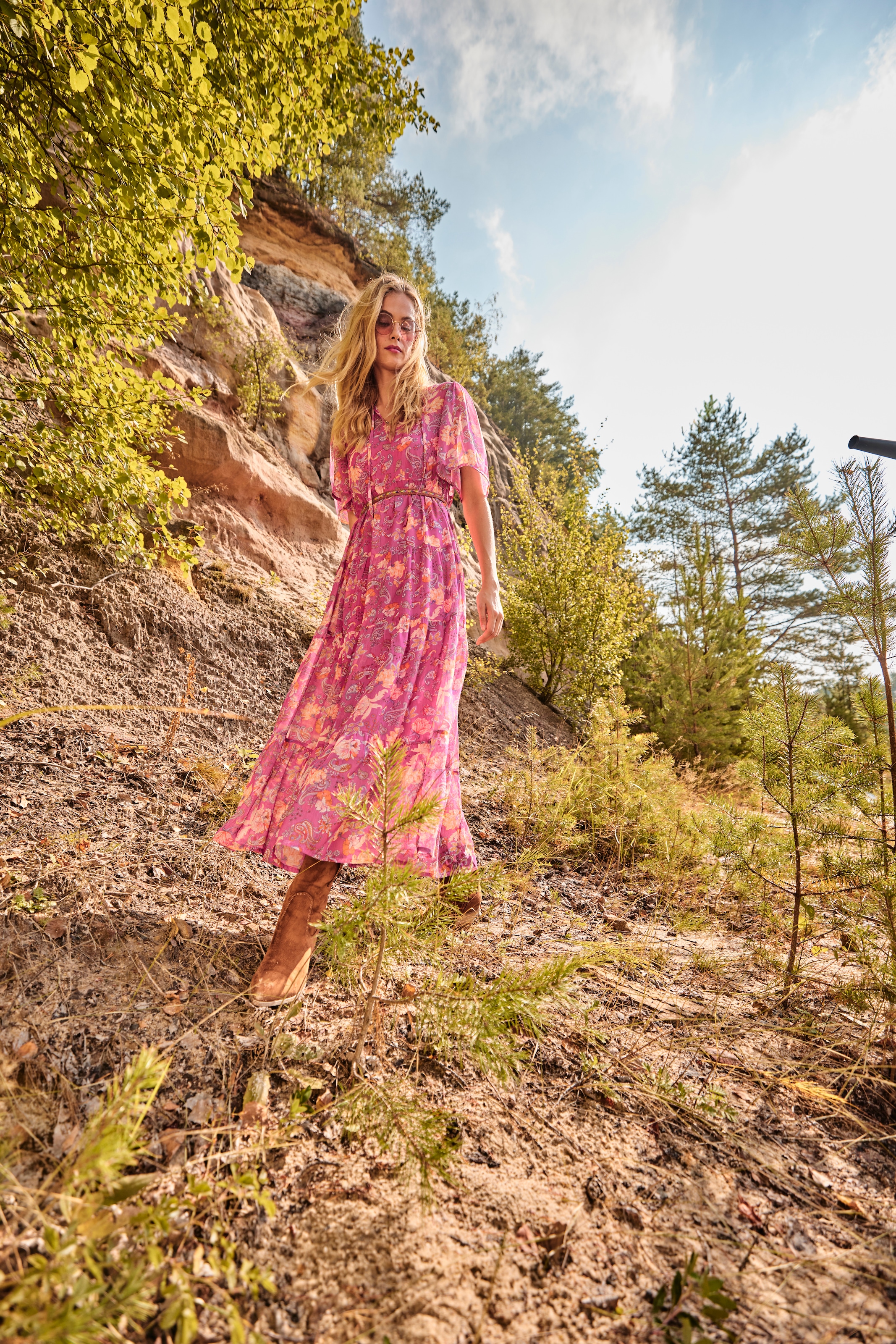 Aniston CASUAL Sommerkleid, mit fantasievollem Blumen- und Paisley-Druck