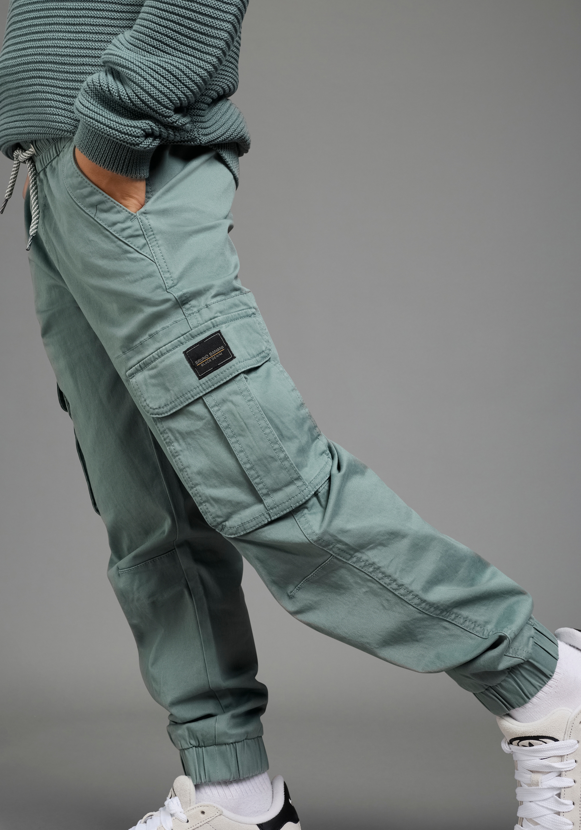 Bruno Banani Cargohose »Cargohose mit BRUNO BANANI Badge«  Cargo-Twillhose, gerade Passform, Basic-Stil, elastische Webware
